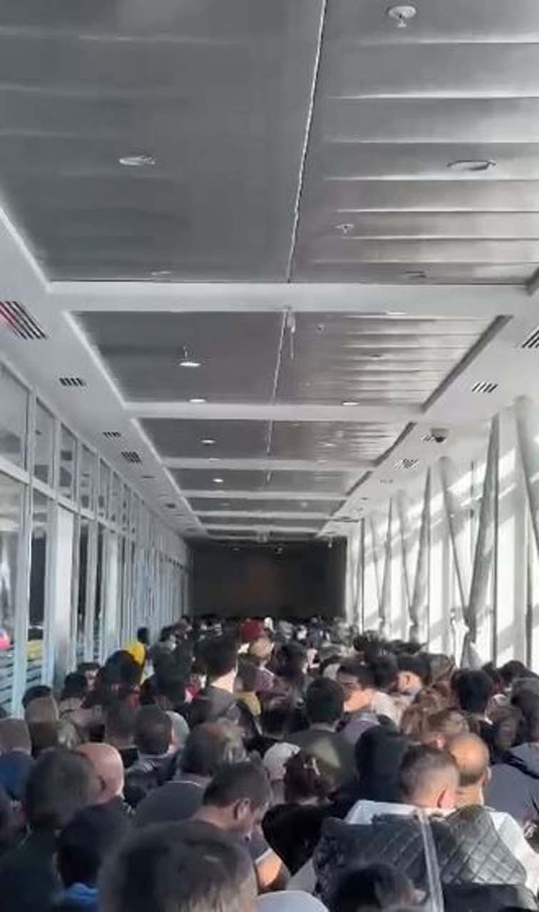 Akıllı telefon almak isteyen vatandaşlar Gürcistan'a akın ediyor! Sarp Sınır Kapısı'nda kuyruklar oluştu 