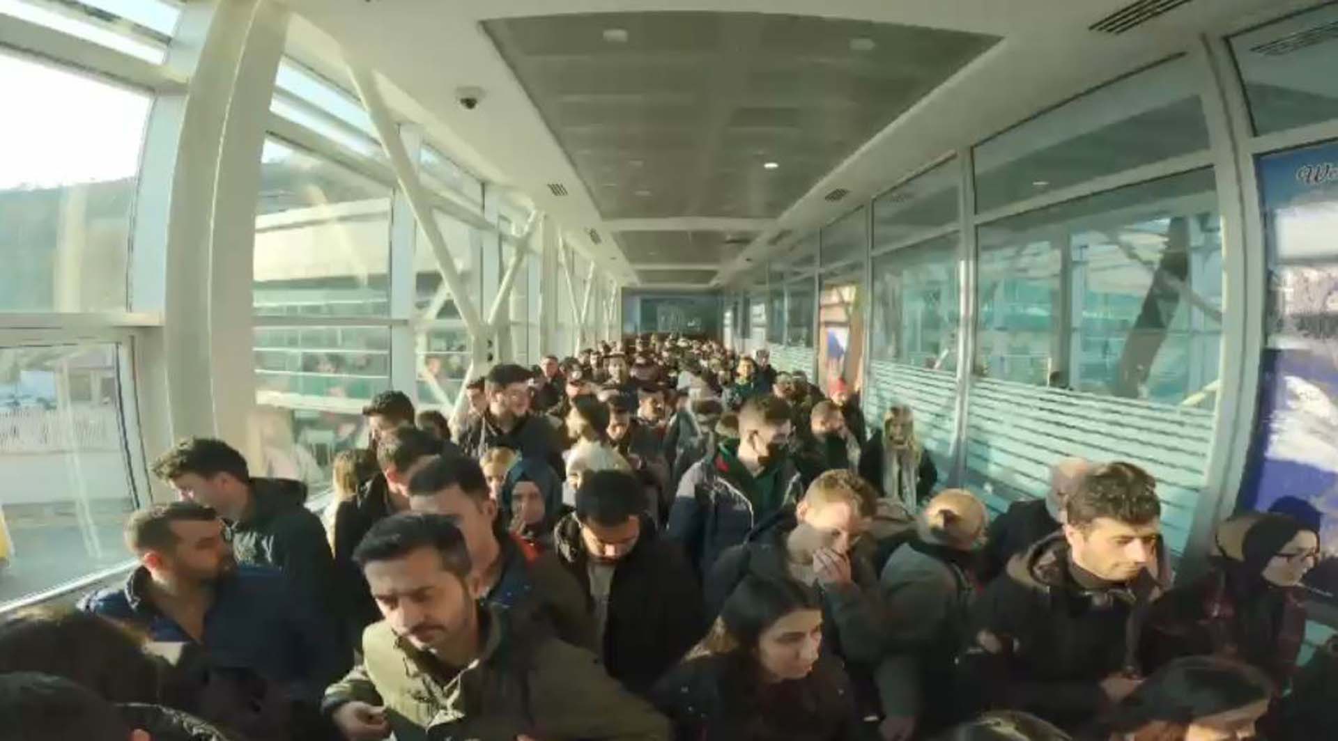 Akıllı telefon almak isteyen vatandaşlar Gürcistan'a akın ediyor! Sarp Sınır Kapısı'nda kuyruklar oluştu 