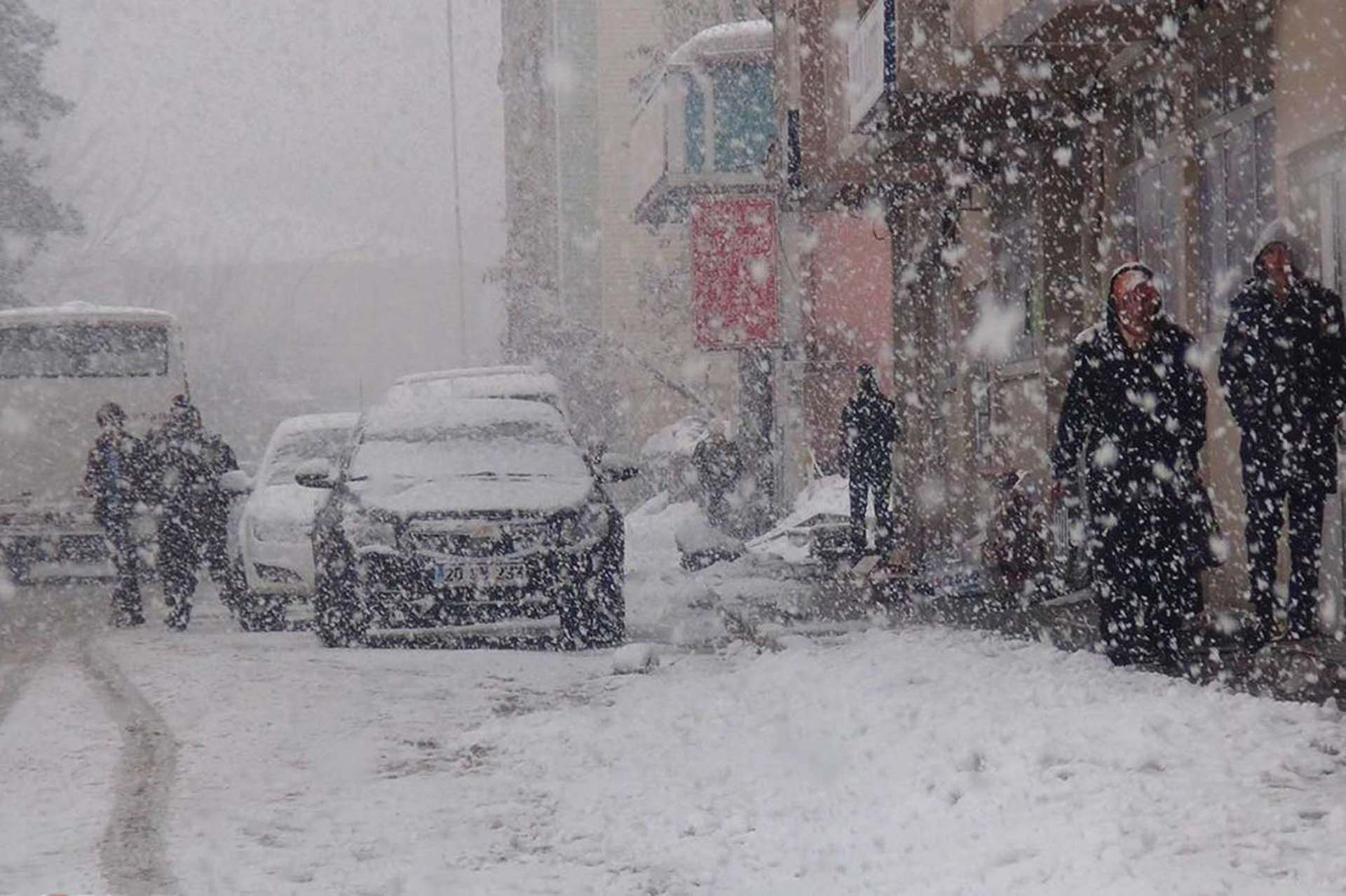 Meteoroloji'den o iller için yoğun kar yağışı uyarısı: Ulaşımda aksamlar, buzlanma ve tipiye dikkat! 