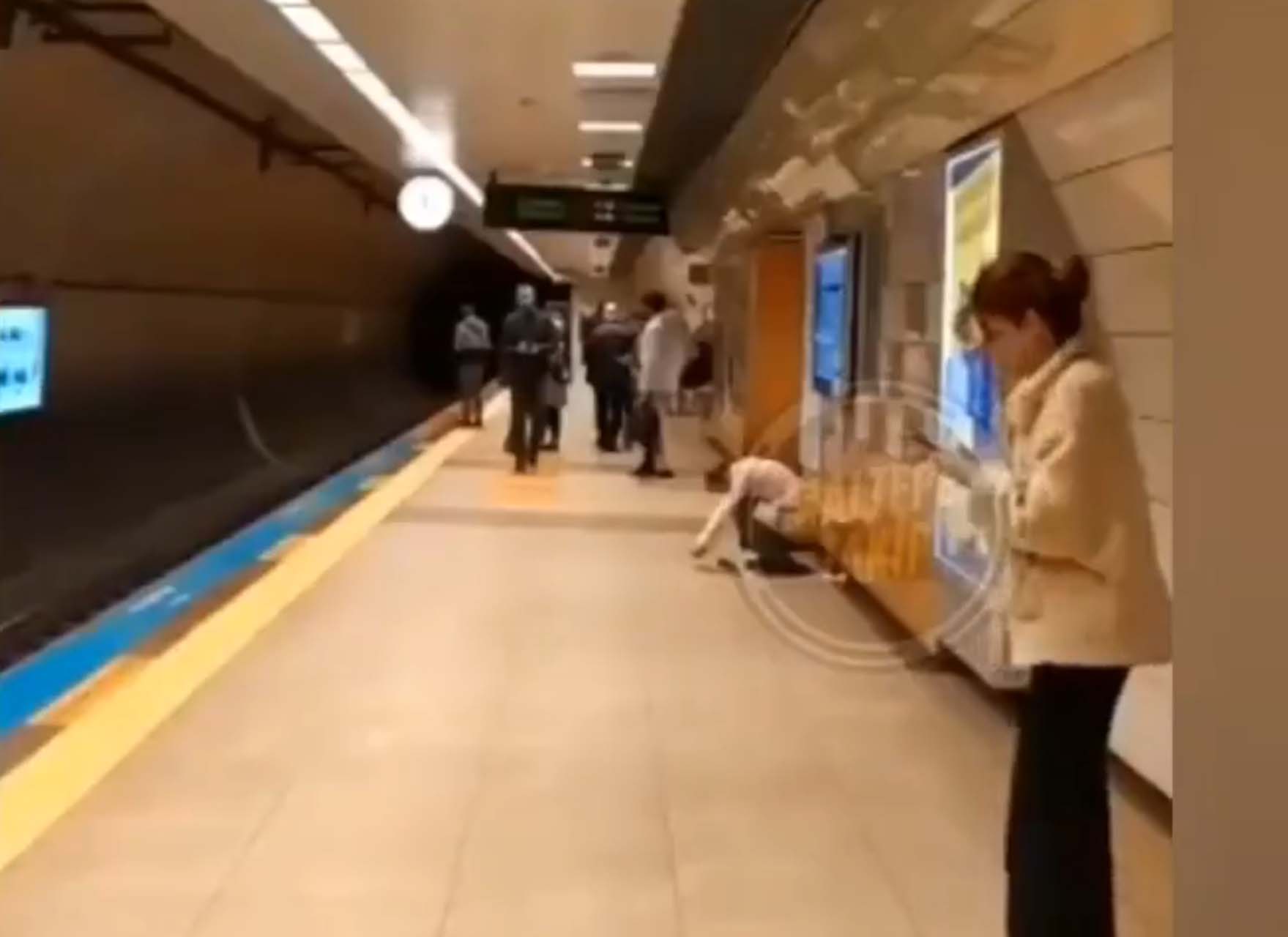 İstanbul Maltepe'de şaşkınlık yaratan görüntü! Metro istasyonunda tuvaletini yaptı, görenler inanamadı! 
