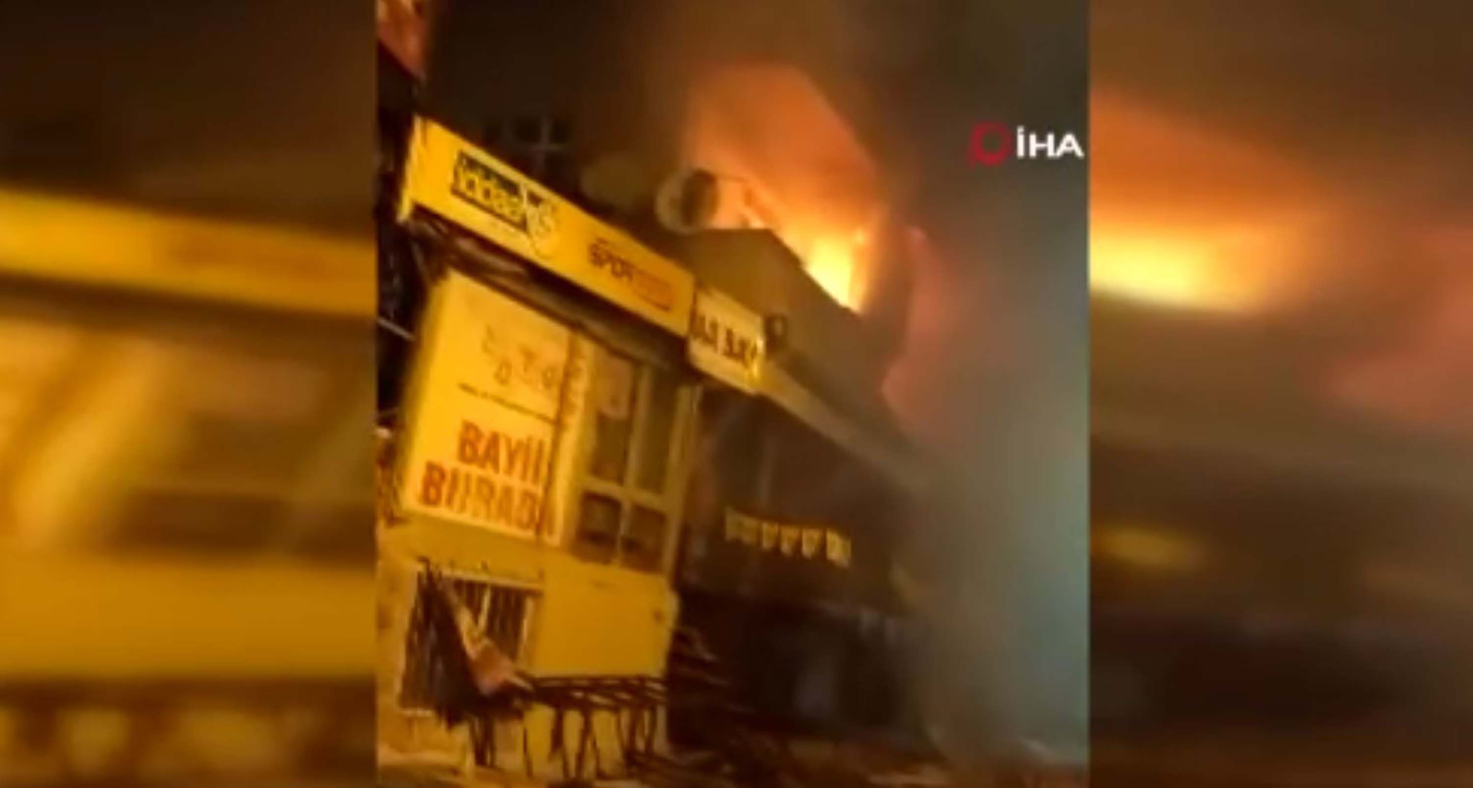 Evi boşaltan kiracı daireyi ateşe verdi, yanan dairede patlama meydana geldi