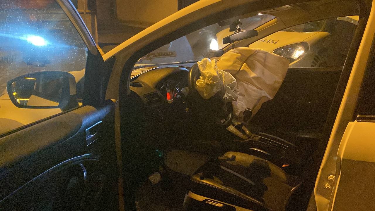 Yarış yapan motosikletlere çarpmamak için beton elektrik direğine çarptı: 1 yaralı