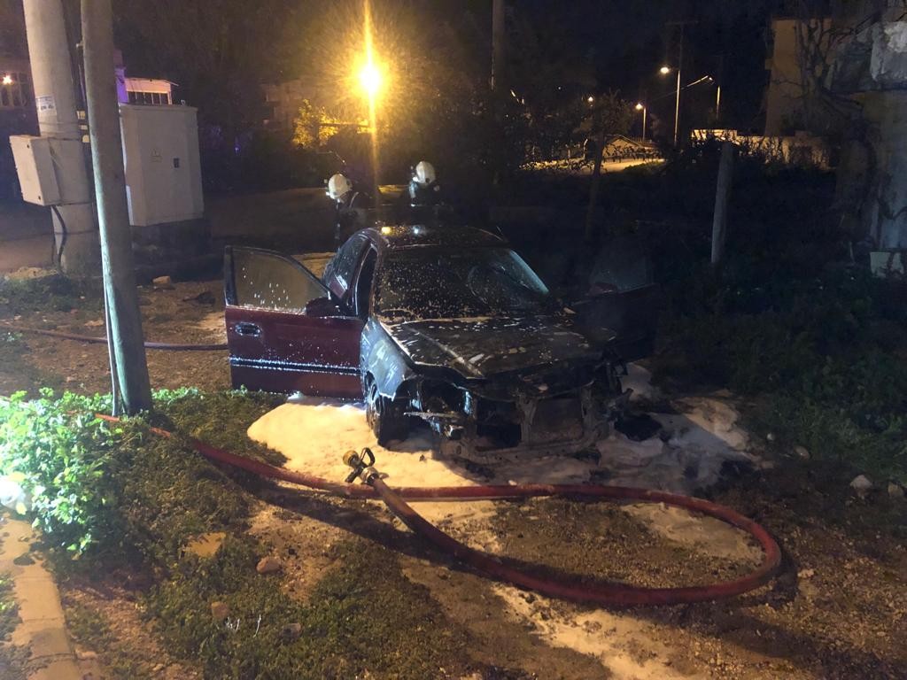 Park halindeki otomobil kundaklandı, gece saatlerinde alev alev yandı!