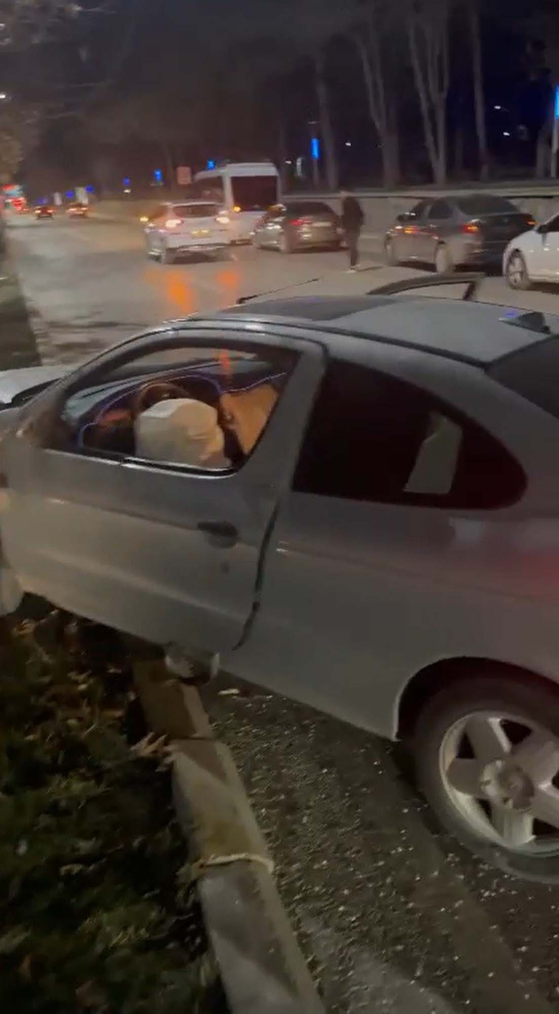 Elazığ'da bir garip olay! Kaza yaptı, aracı bırakıp kaçtı!