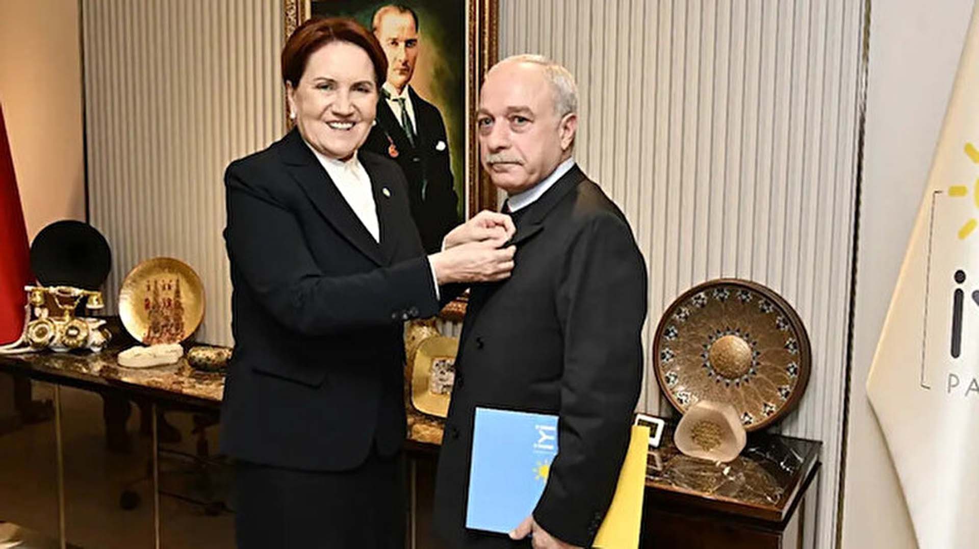 İYİ Parti'de şok! Akşener'in parti rozetini taktığı Erdal Sarızeybek,istifa etti 