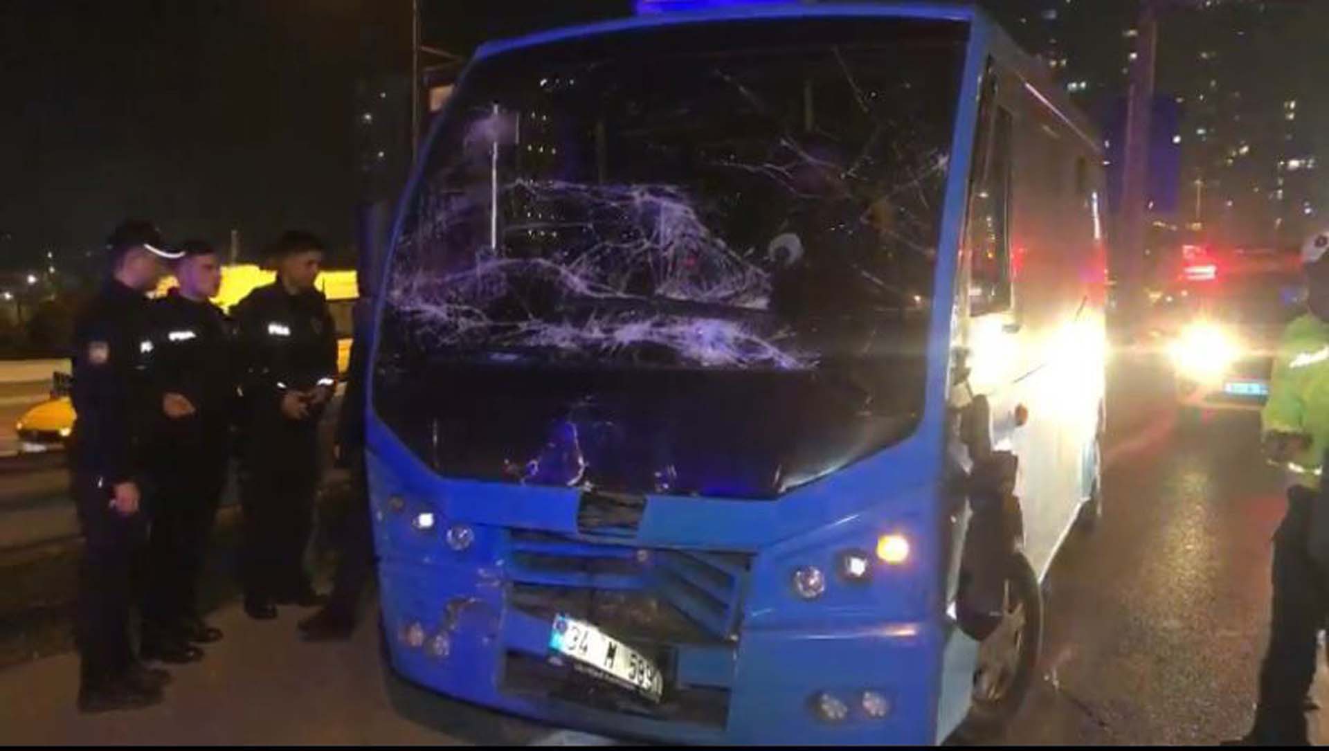 İstanbul Kartal'da ani fren kazası! Minibüs, İETT otobüsüne çarptı: Yaralılar var