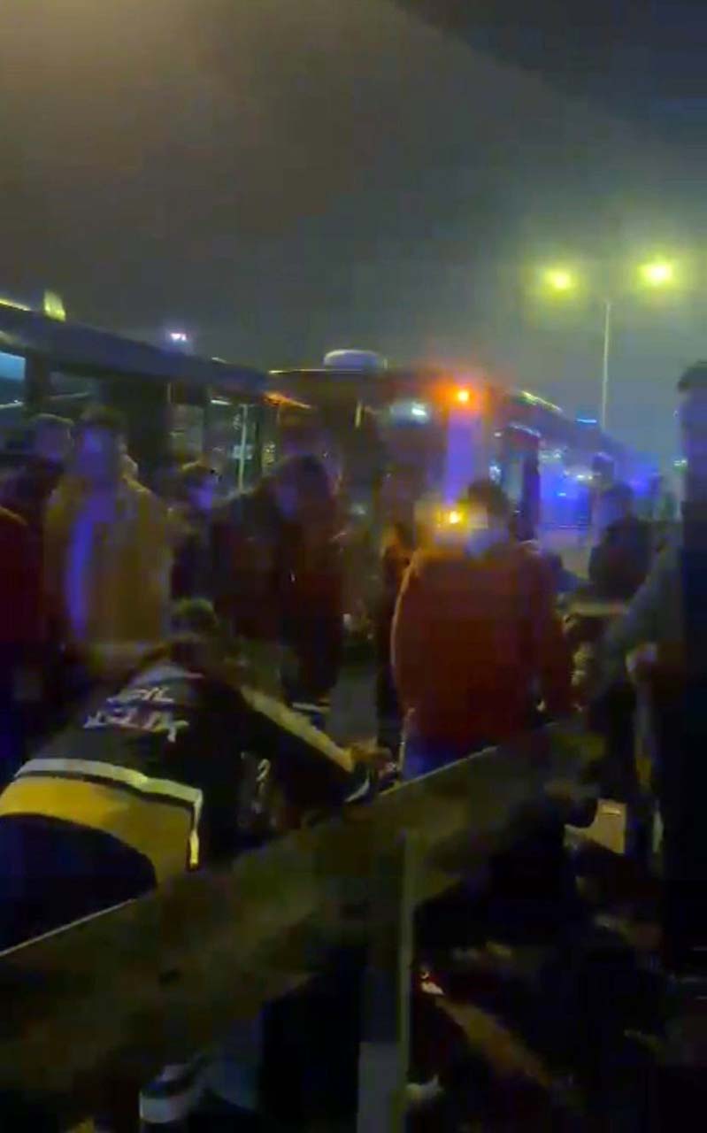 İstanbul Kartal'da ani fren kazası! Minibüs, İETT otobüsüne çarptı: Yaralılar var