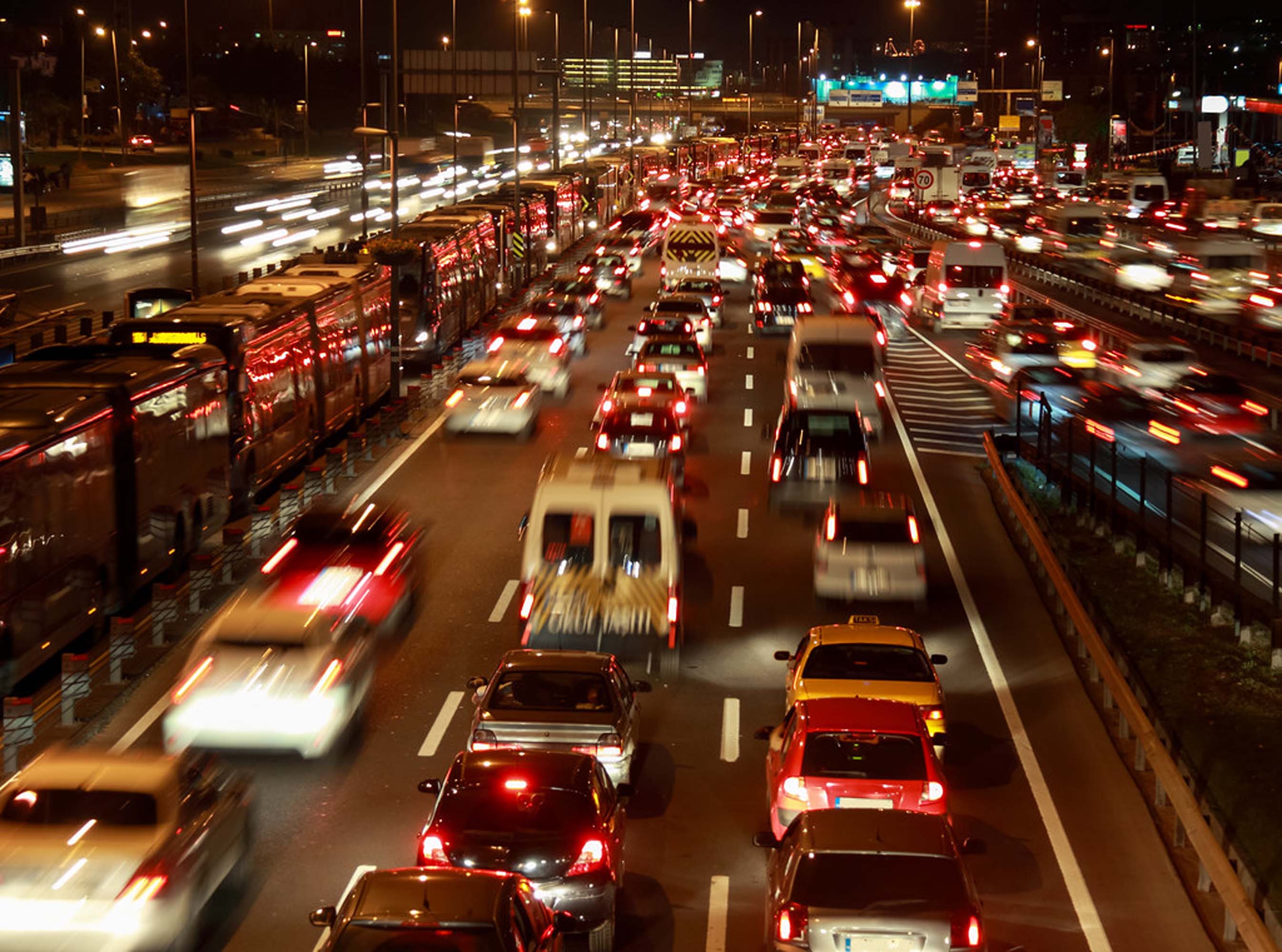 Yılbaşı planı olan İstanbullular dikkat! Tedbirler kapsamında bugün bazı caddeler araç trafiğine kapatılacak!