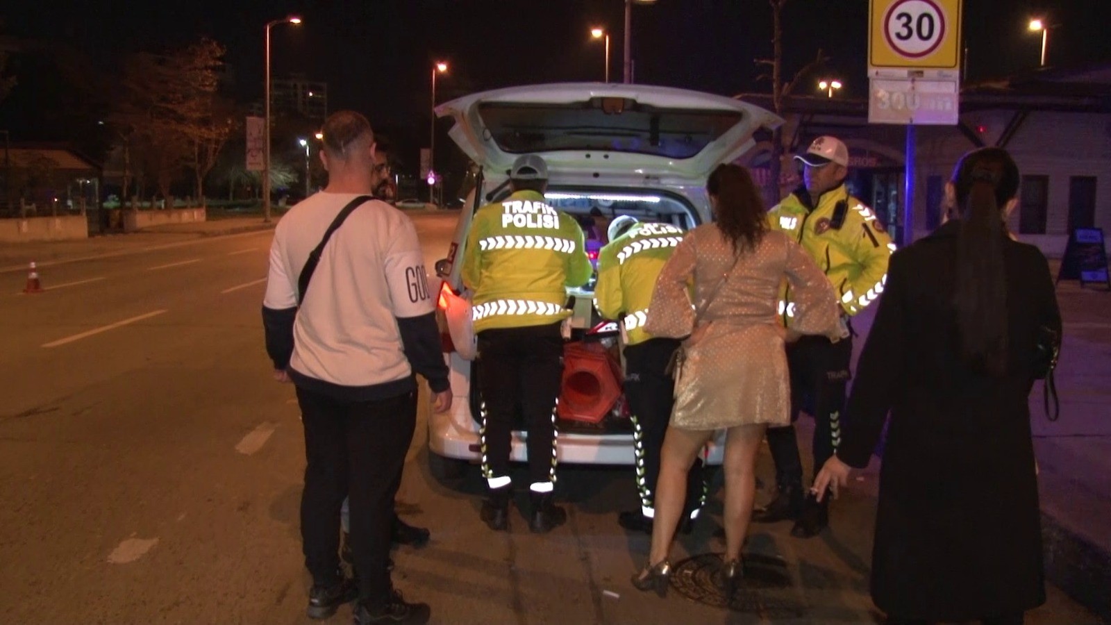Kadıköy’de denetime takılan korsan taksiciden muhabire ilginç tepki: Güleyim mi ağlayayım mı bilemedim