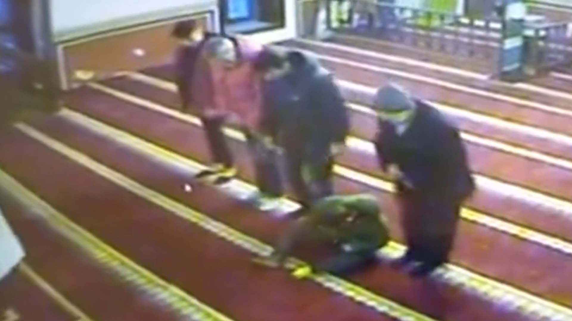 Yürekleri ısıtan anlar! İmam, babasının geride bıraktığı engelli çocuğu ön safa aldı: Onun sevinci paha biçilemez