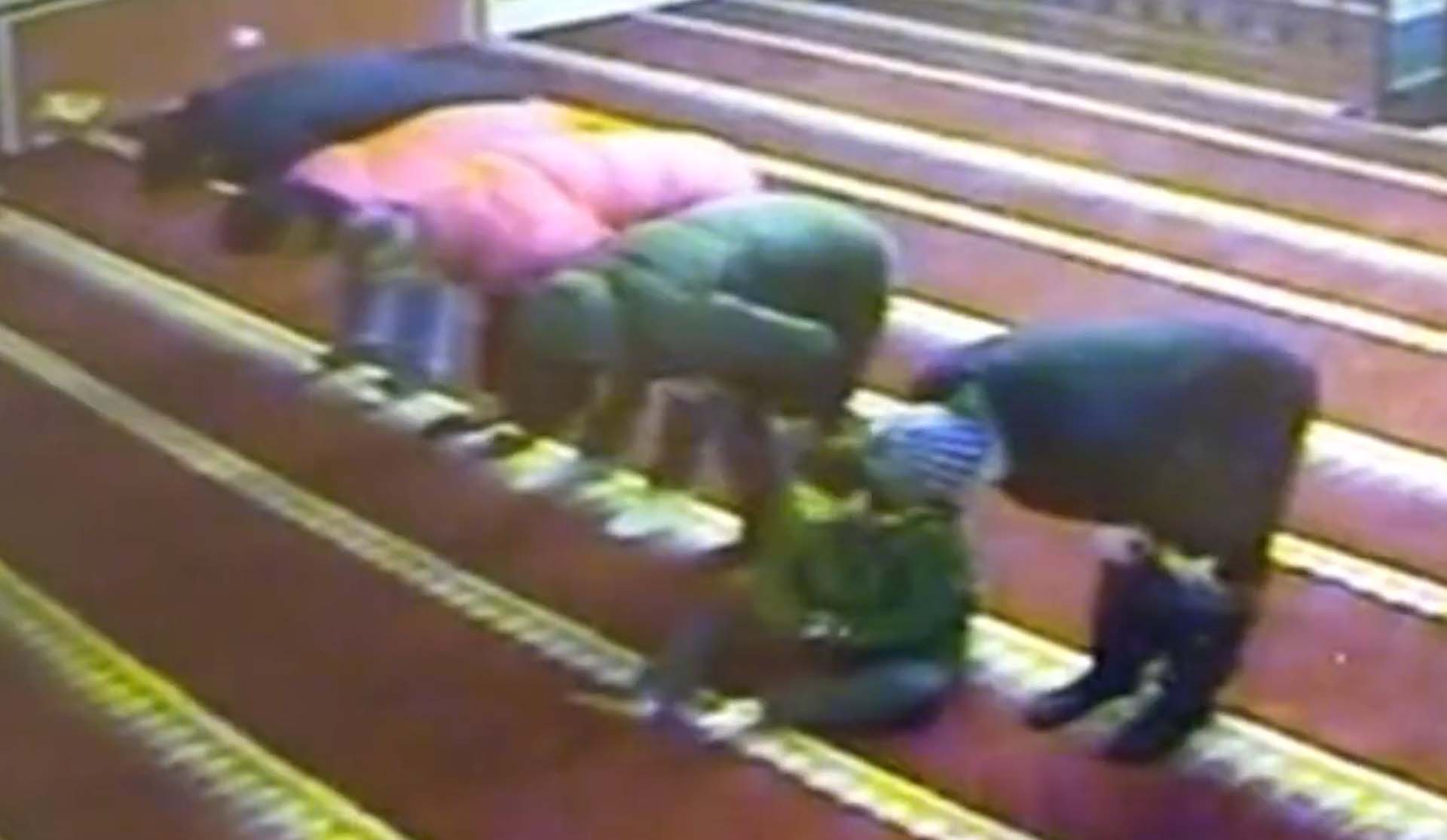 Yürekleri ısıtan anlar! İmam, babasının geride bıraktığı engelli çocuğu ön safa aldı: Onun sevinci paha biçilemez