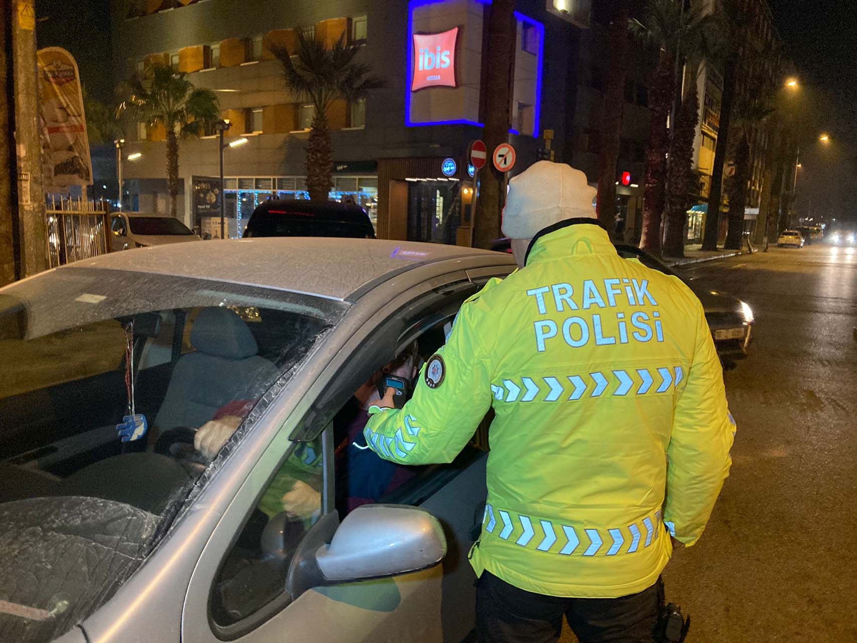 İzmir'de şaşkınlık yaratan olay! Alkollü sürücü aynı saat içinde iki kez ceza yedi: Yeni yıla 2. ceza ile girdik