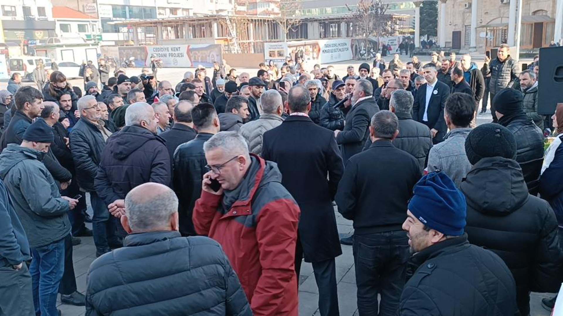 EYT'lilerden dikkat çeken kutlama: Göbek atıp, tabutu parçaladılar