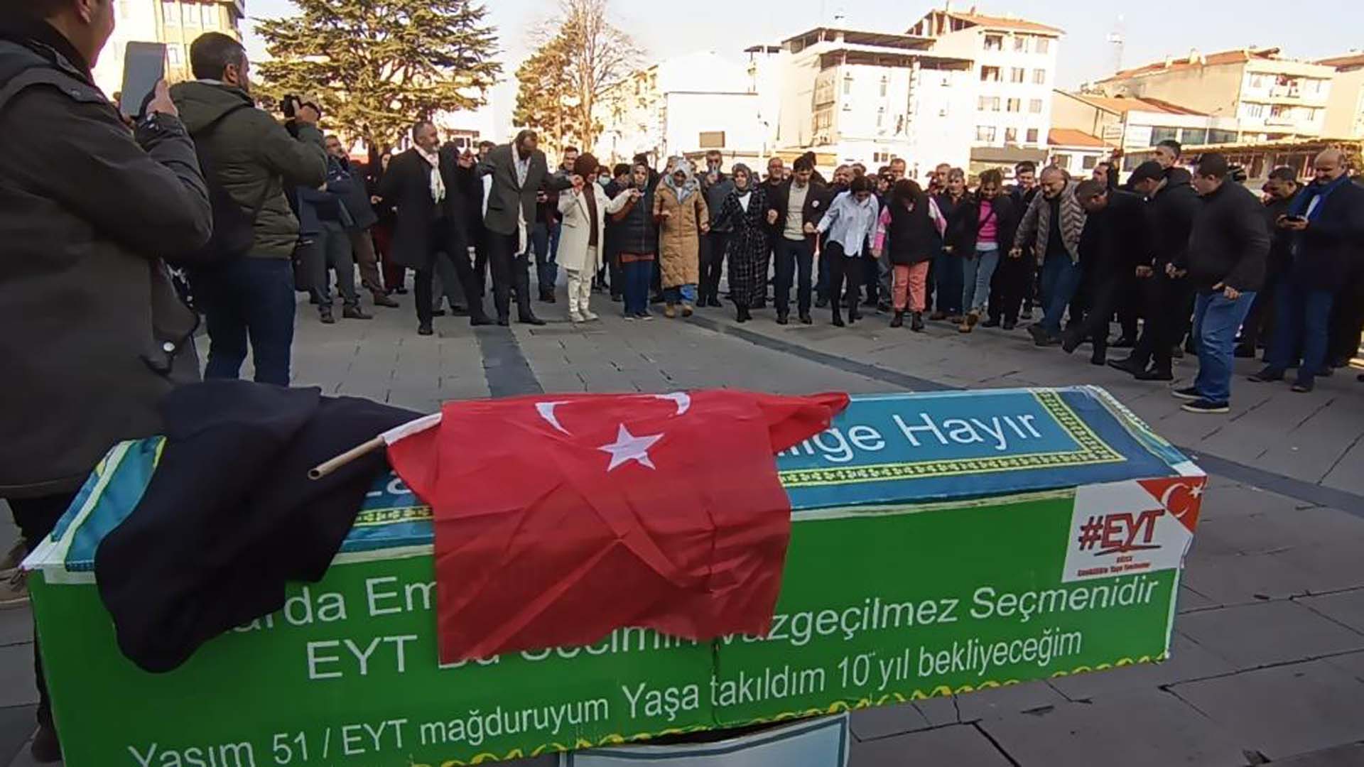 EYT'lilerden dikkat çeken kutlama: Göbek atıp, tabutu parçaladılar
