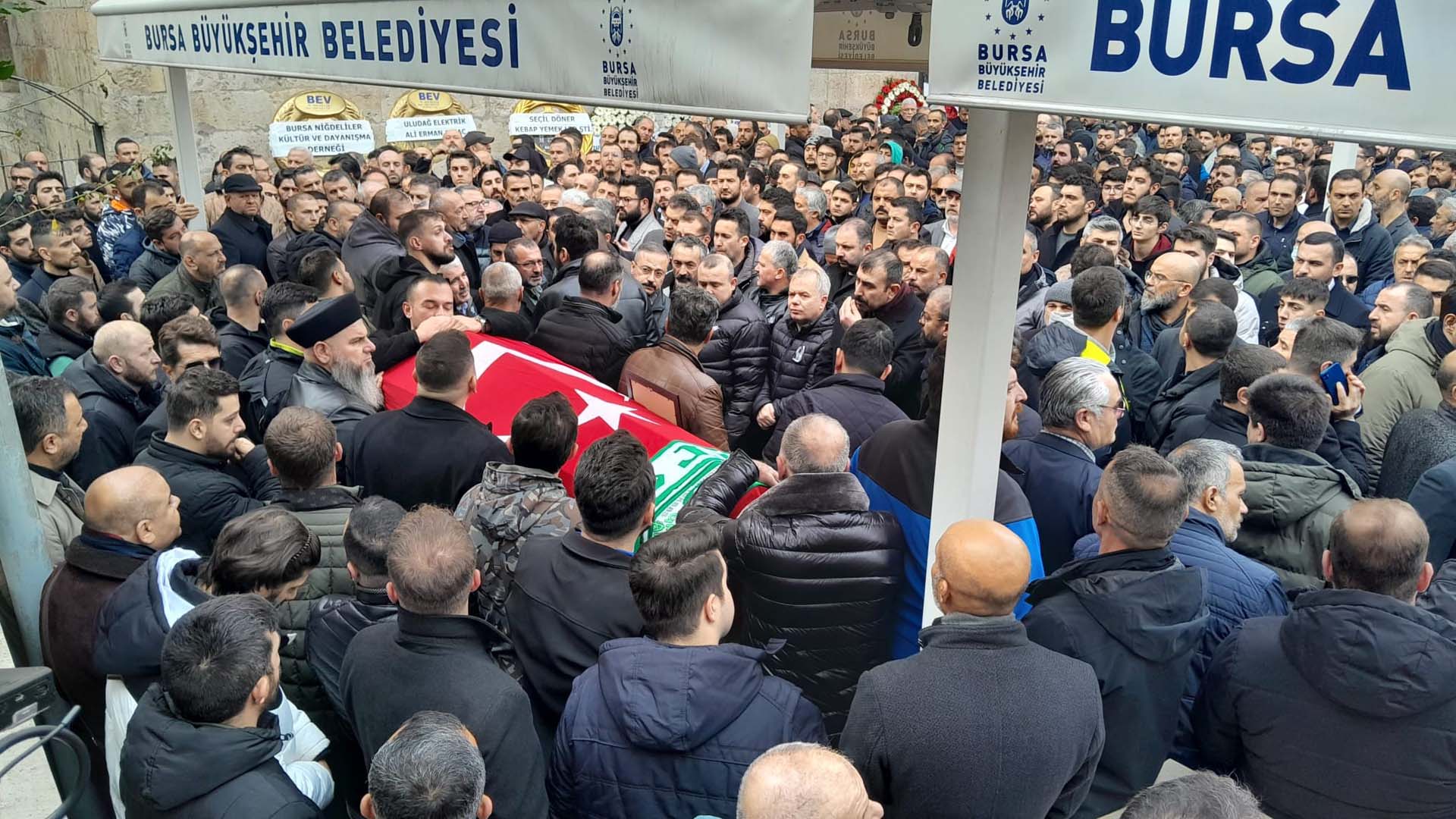 Gözyaşlarıyla toprağa verilmişti! Sinan Ateş'in eşi Ayşe Ateş'ten açıklama: Sinan Ateş, hain bir suikaste kurban gitmiş Ülkücü şehittir