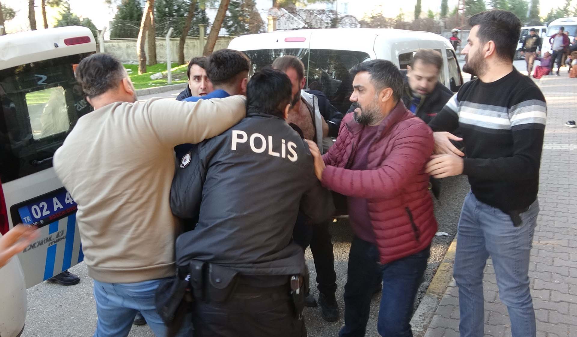 Adıyaman'da iki aile birbirine girdi! Kavgada pala ve satır kullandılar: Çok sayıda gözaltı
