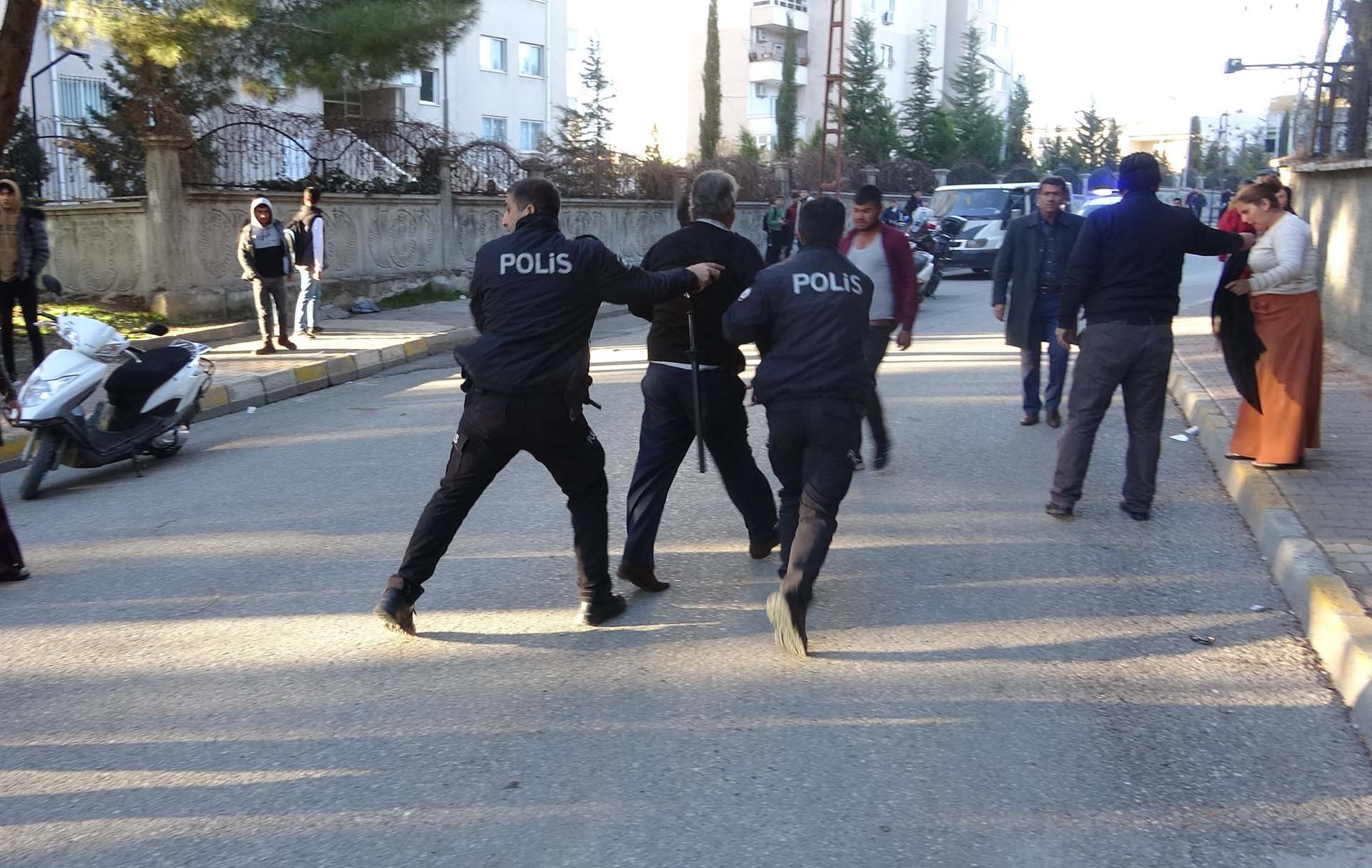 Adıyaman'da iki aile birbirine girdi! Kavgada pala ve satır kullandılar: Çok sayıda gözaltı