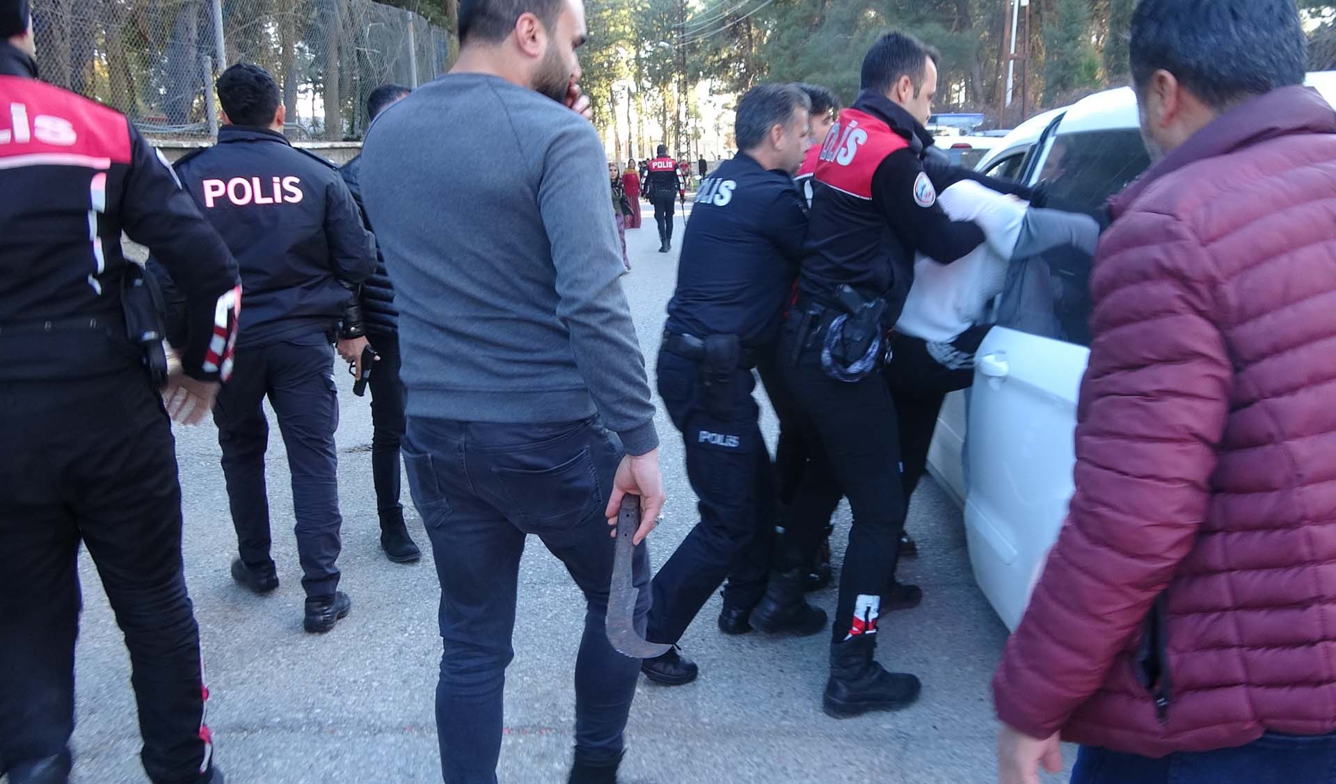 Adıyaman'da iki aile birbirine girdi! Kavgada pala ve satır kullandılar: Çok sayıda gözaltı