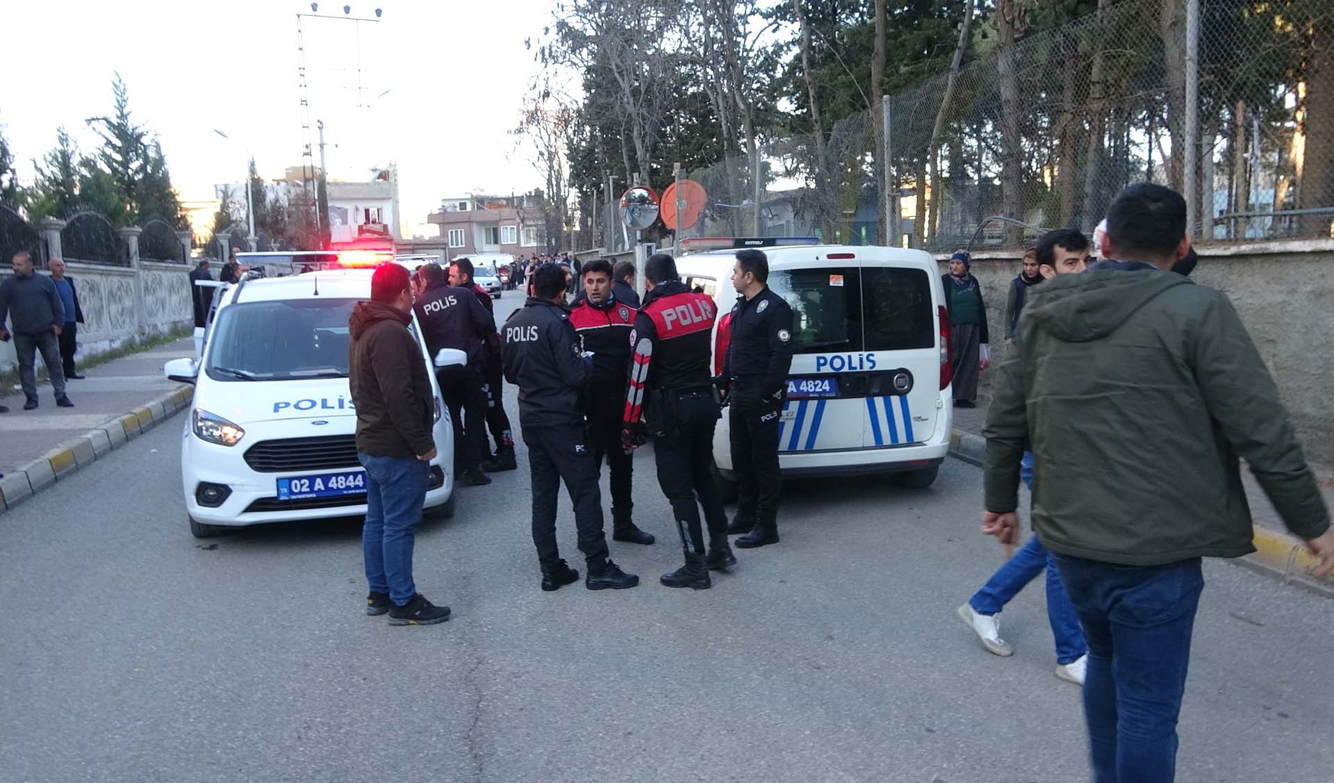 Adıyaman'da iki aile birbirine girdi! Kavgada pala ve satır kullandılar: Çok sayıda gözaltı