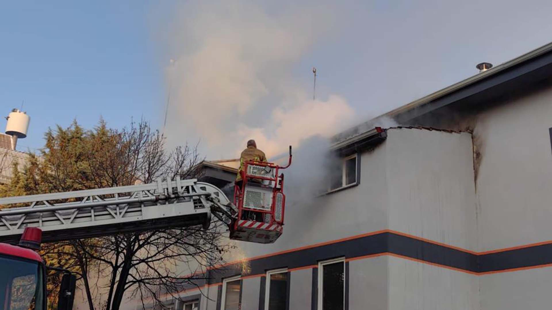 Bursa'da korkutan yangın: 3 katlı bina alevlere teslim oldu
