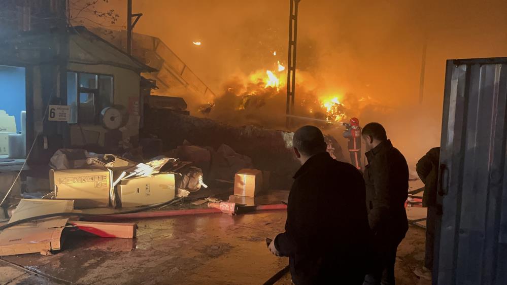 Sakarya'da geri dönüşüm fabrikasında yangın: Göz gözü görmedi!