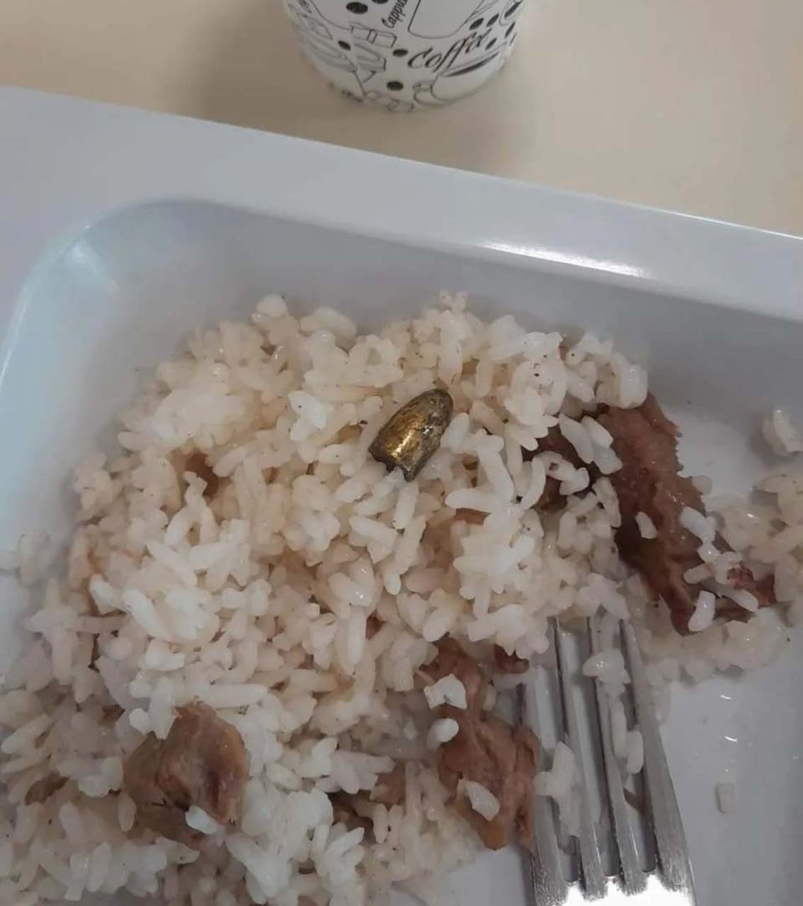 Gördüğünüzde inanamayacaksınız! Üniversite öğrencisinin yemeğinden mermi çıktı!