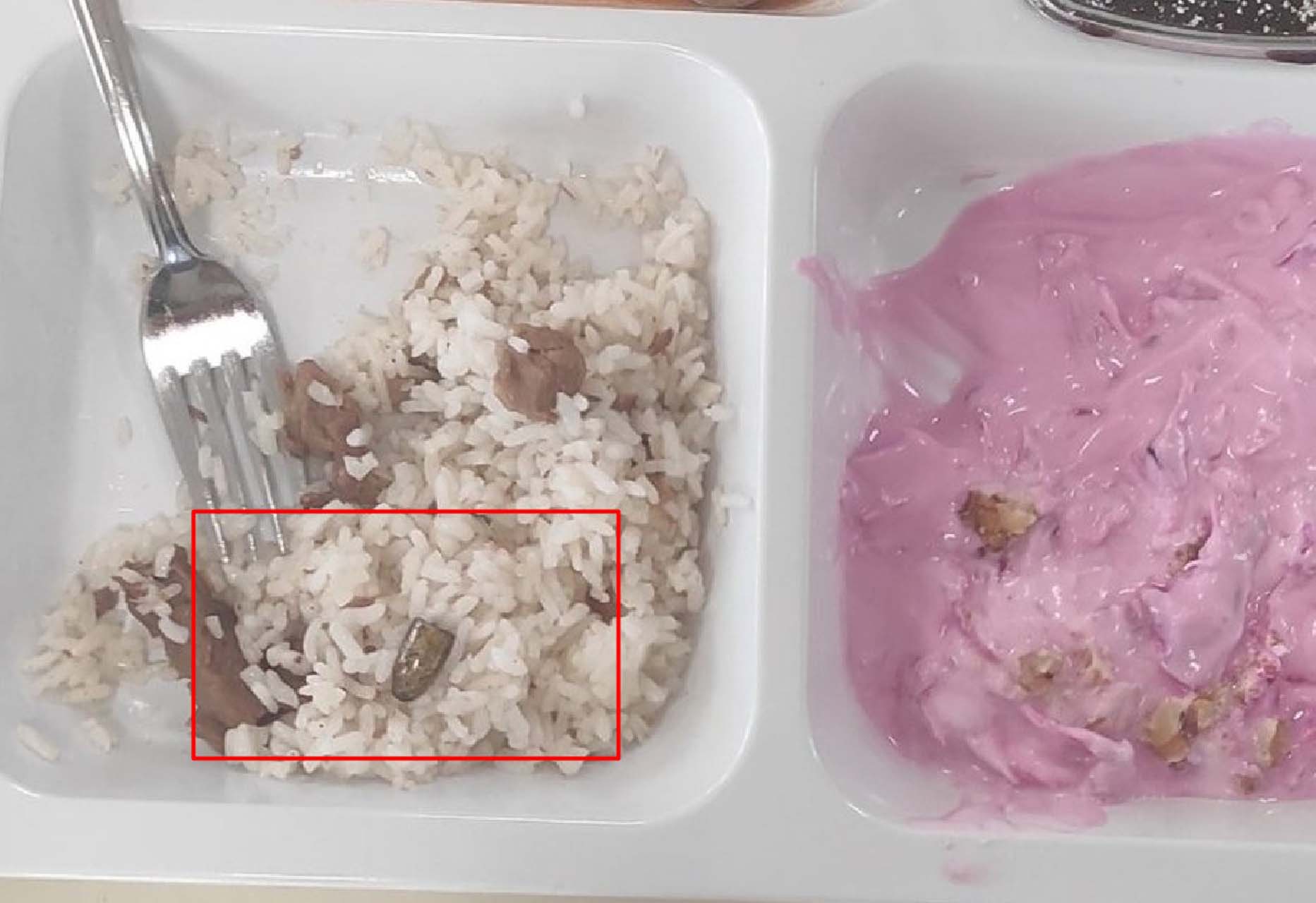 Gördüğünüzde inanamayacaksınız! Üniversite öğrencisinin yemeğinden mermi çıktı!