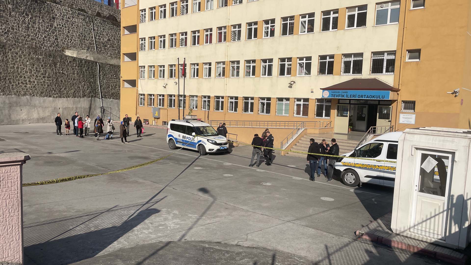 Samsun'da kan aktı! Okula gelen genç dehşet saçtı: Annesini silaha vurup öldürdü, erkek arkadaşını ağır yaraladı