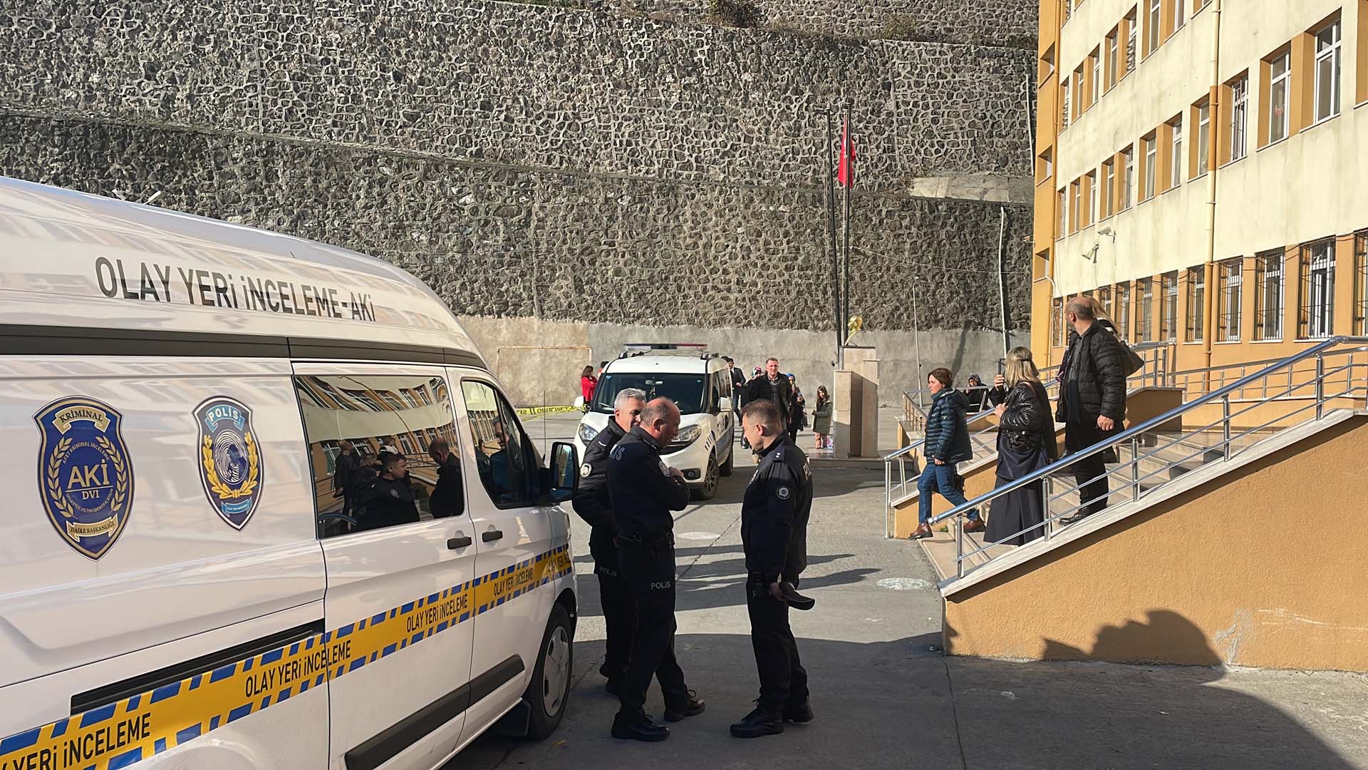 Samsun'da kan aktı! Okula gelen genç dehşet saçtı: Annesini silaha vurup öldürdü, erkek arkadaşını ağır yaraladı