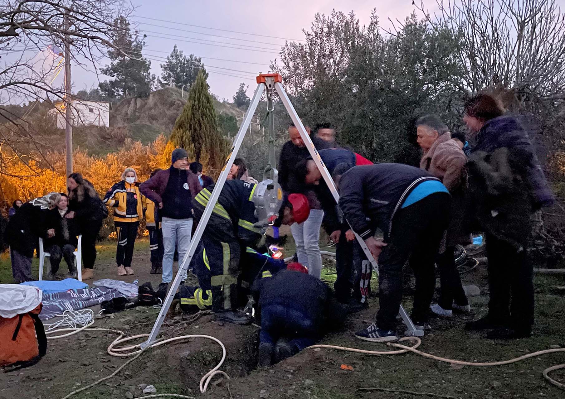 Korku filmi gibi bir olay: Baba ve oğlu 50 metrelik kuyuya düştü! Ekipler seferber oldu