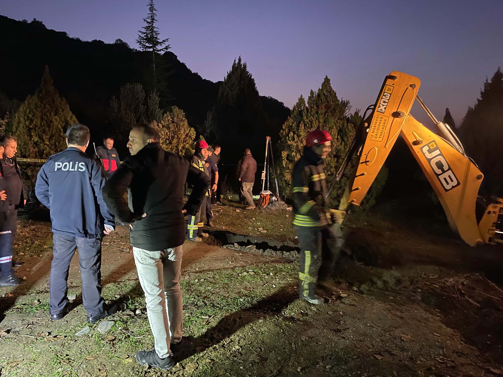 Korku filmi gibi bir olay: Baba ve oğlu 50 metrelik kuyuya düştü! Ekipler seferber oldu