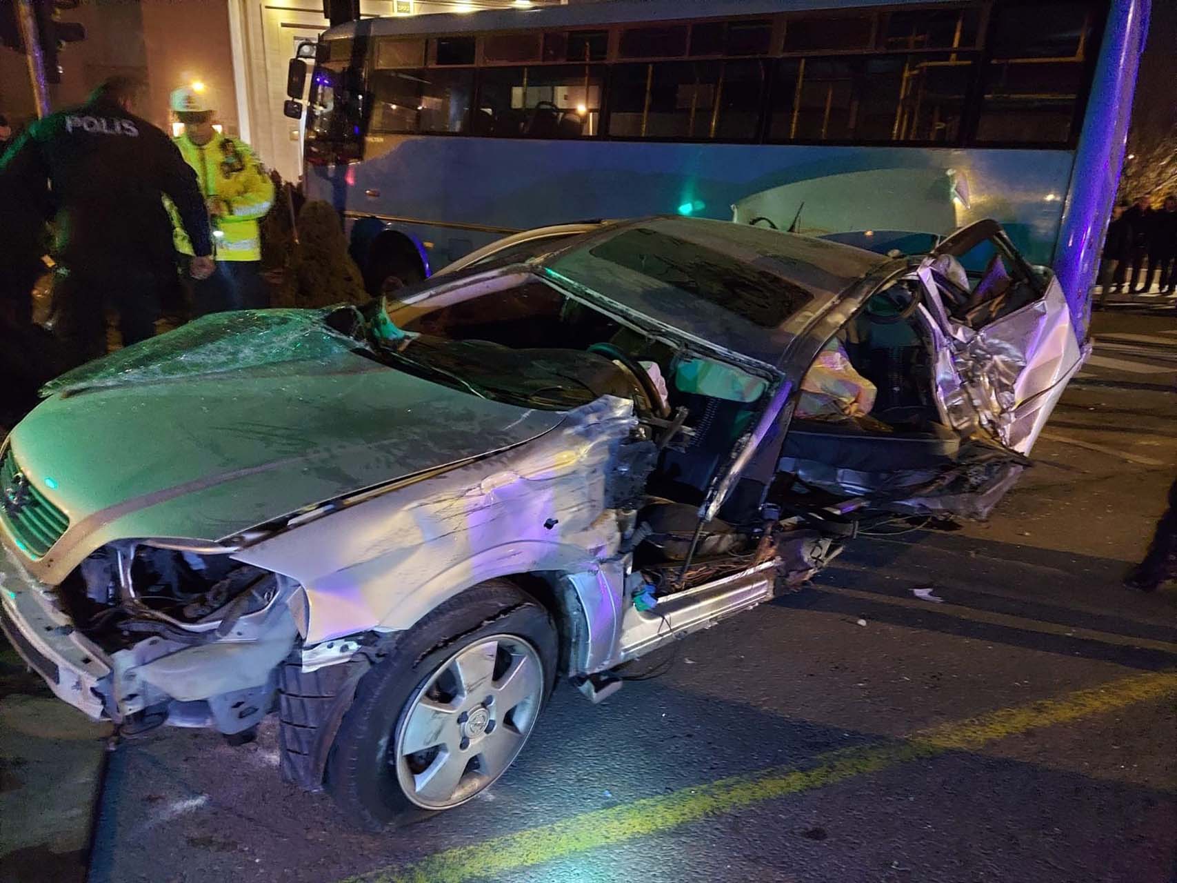 Niğde'de feci kaza! Yolcu otobüsü ile otomobil çarpıştı: Yaralı ve ağır yaralılar var