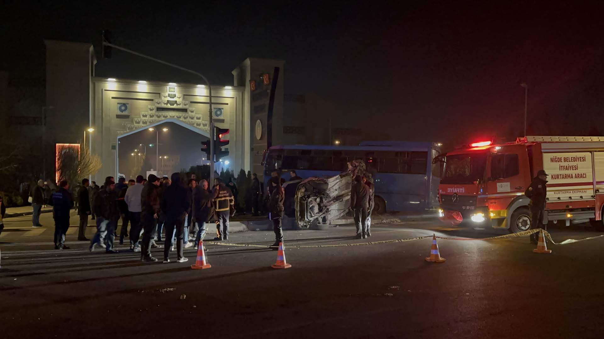 Niğde'de feci kaza! Yolcu otobüsü ile otomobil çarpıştı: Yaralı ve ağır yaralılar var