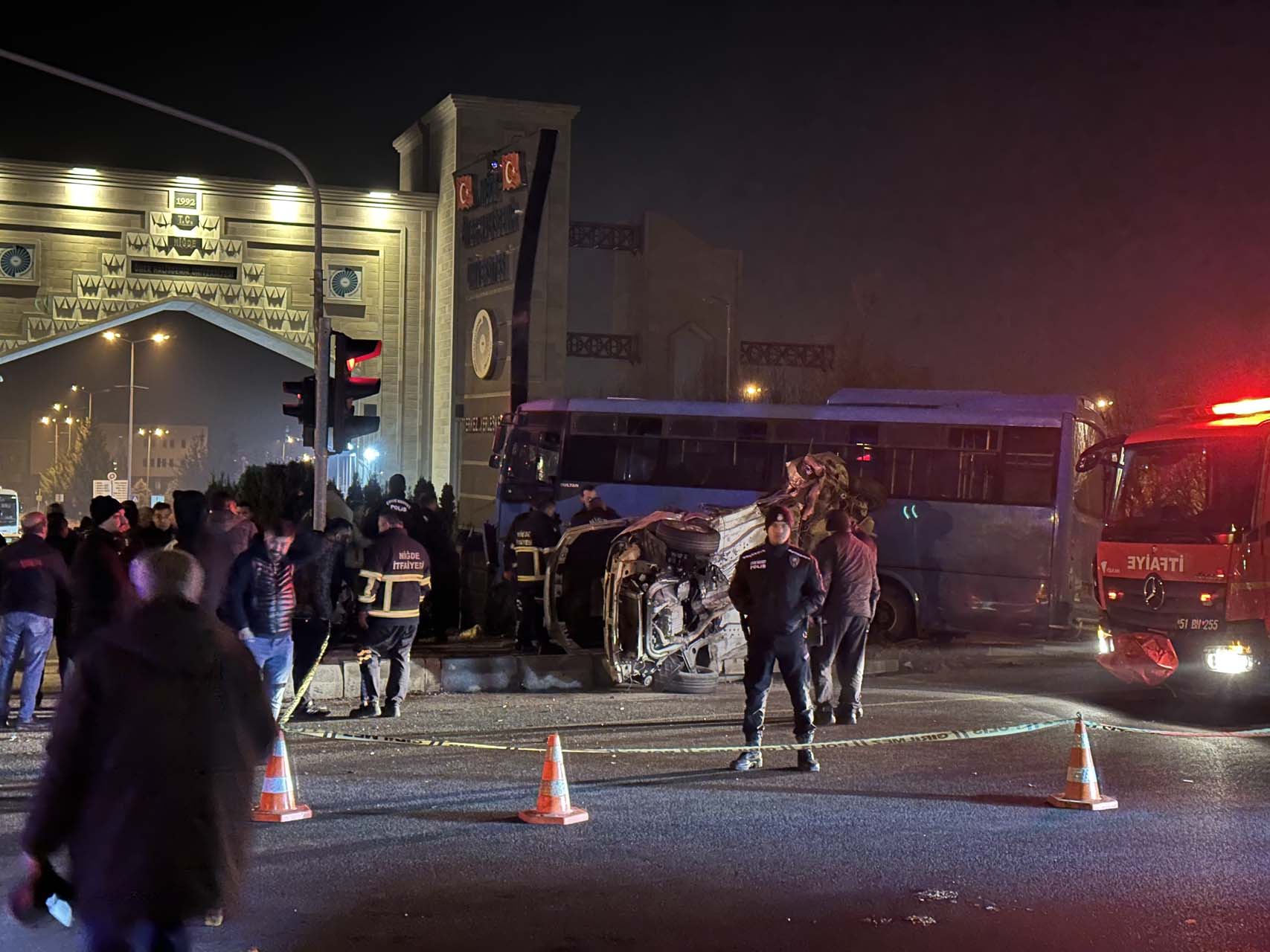 Niğde'de feci kaza! Yolcu otobüsü ile otomobil çarpıştı: Yaralı ve ağır yaralılar var
