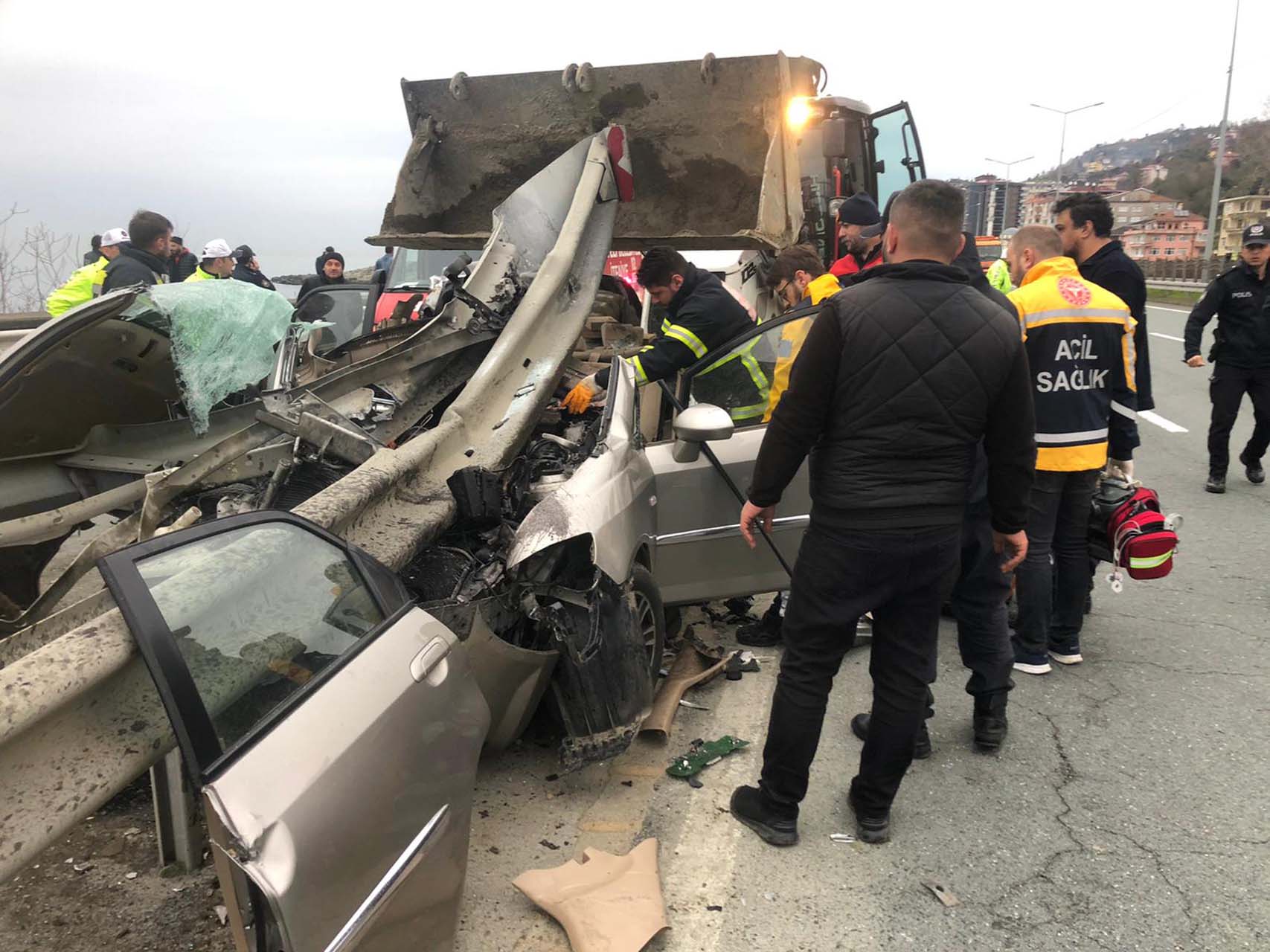 Rize'de feci kaza! Otomobil bariyere ok gibi saplandı: Görenler bakamadı