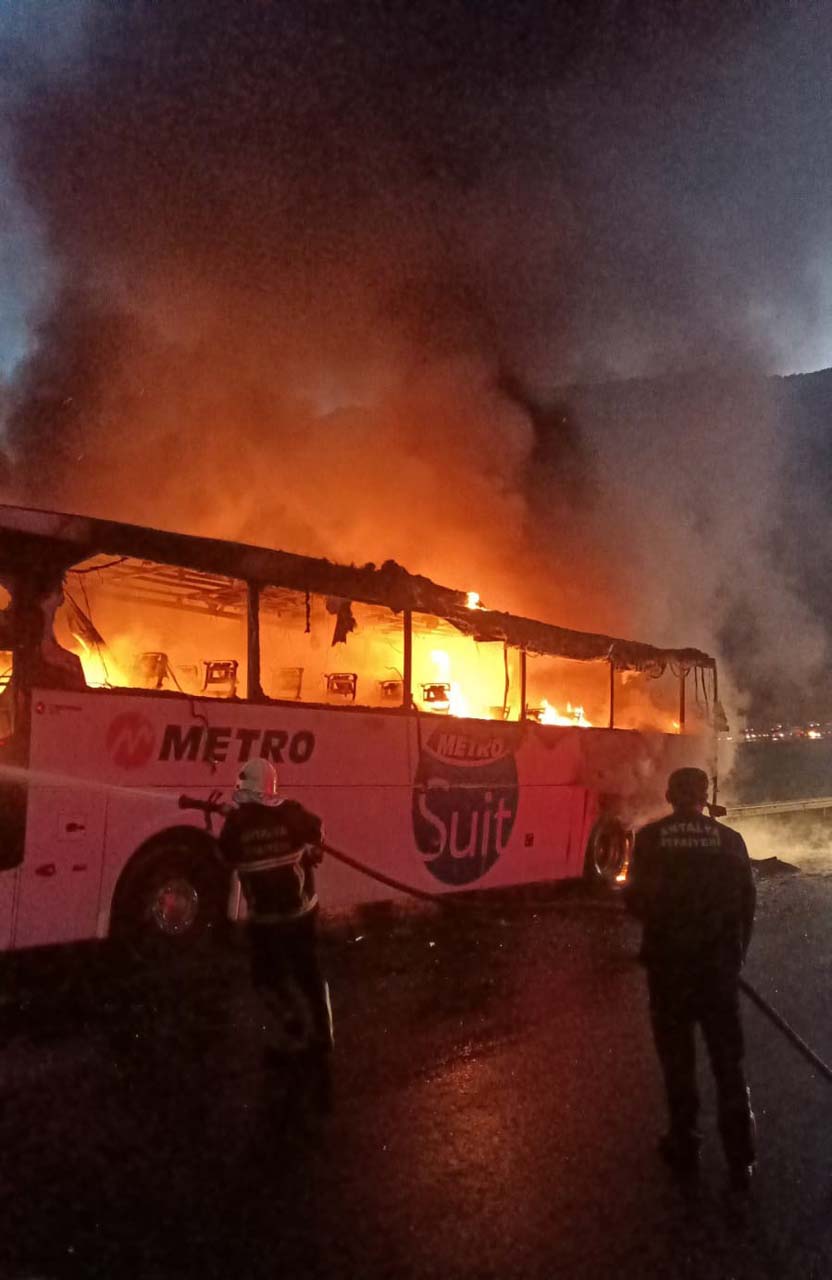 Facianın eşiğinden dönüldü! Antalya'da yolcu otobüsü alev alev yandı! 