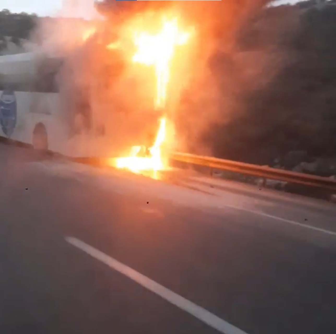 Facianın eşiğinden dönüldü! Antalya'da yolcu otobüsü alev alev yandı! 