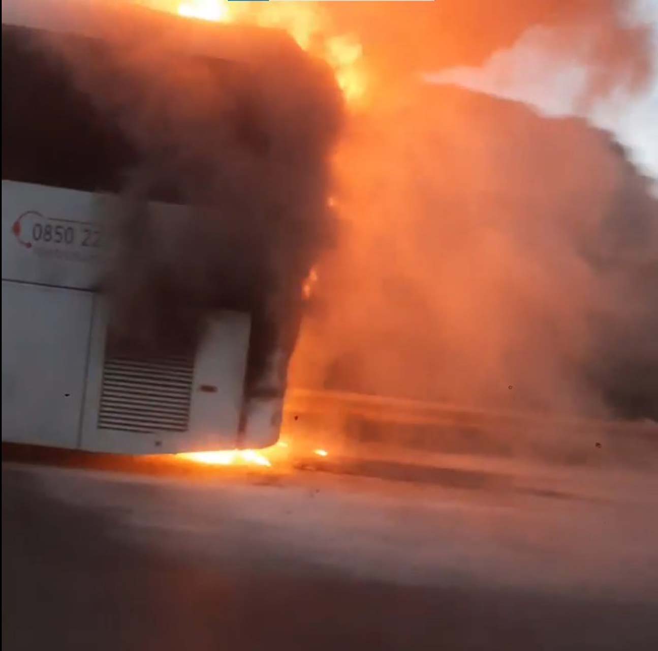 Facianın eşiğinden dönüldü! Antalya'da yolcu otobüsü alev alev yandı! 