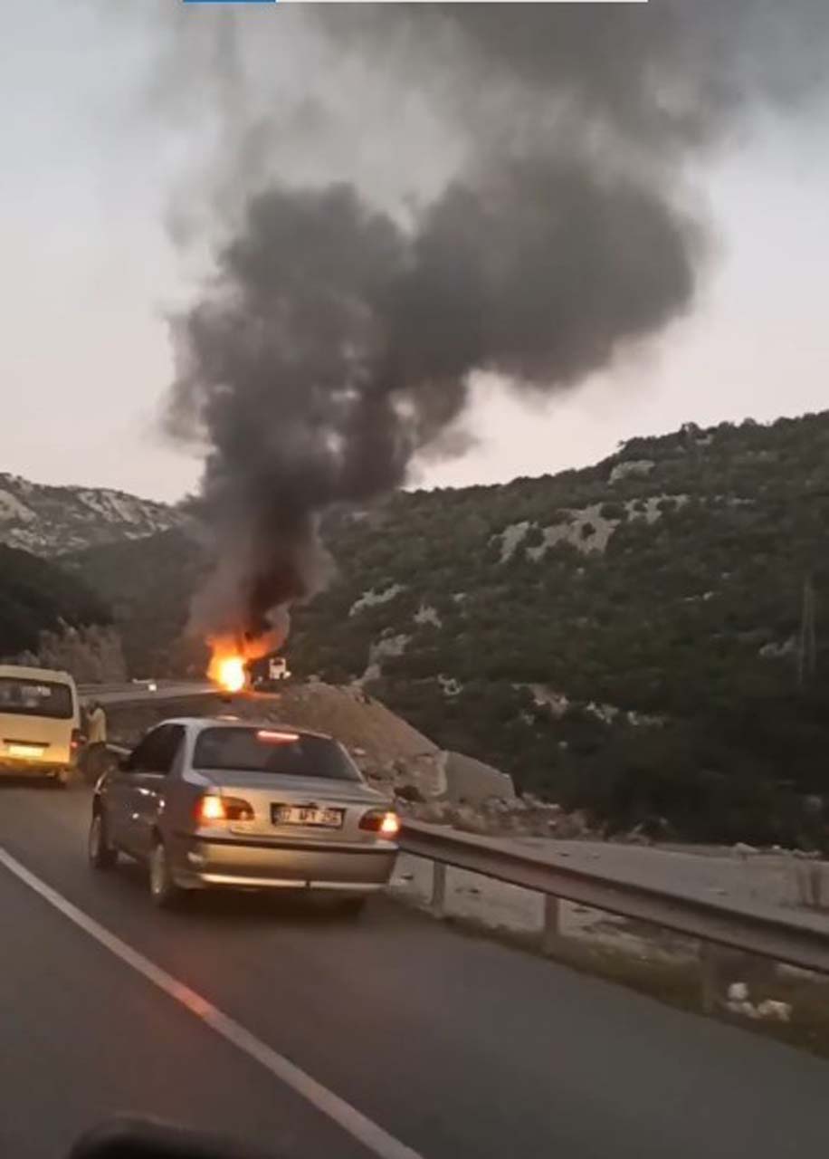 Facianın eşiğinden dönüldü! Antalya'da yolcu otobüsü alev alev yandı! 