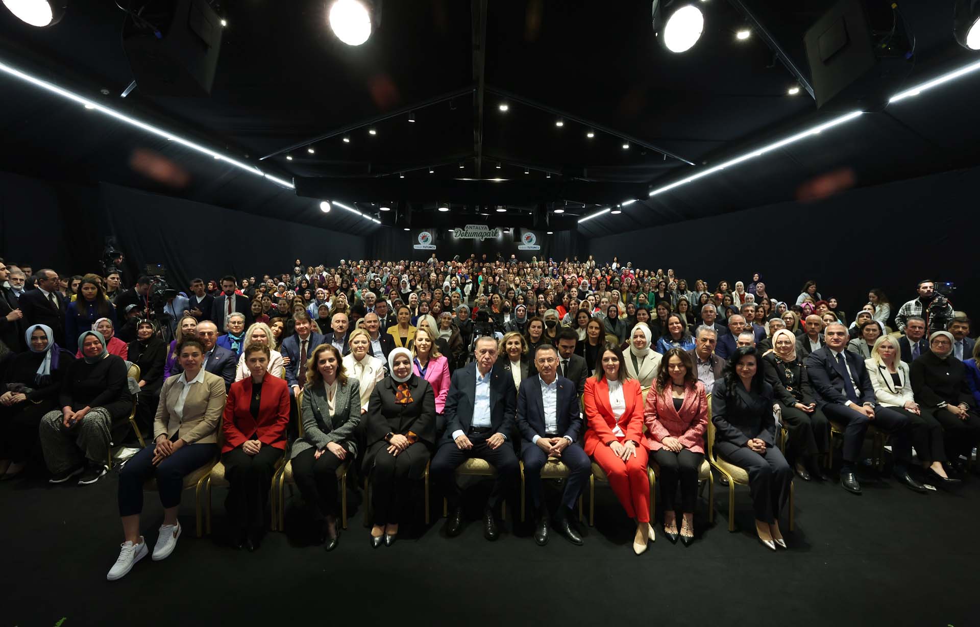Cumhurbaşkanı Erdoğan Kadınlarla Büyük Türkiye Yolunda programında konuştu! Seçimler için tarih verdi: Belki öne alacağımız seçimlerle neticeyi alacağız