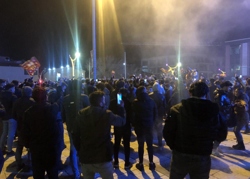 Soğuk hava taraftarlara engel olmadı: Galatasaraylılar galibiyeti coşkuyla kutladı