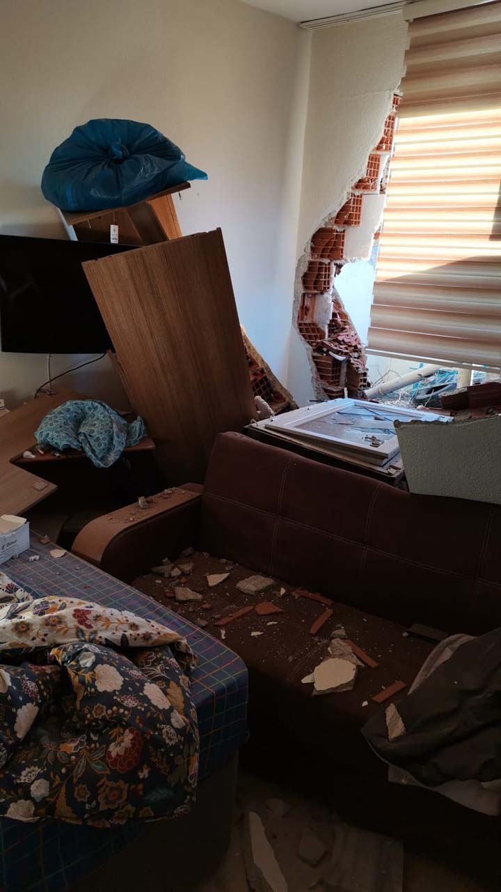 İzmir Aliağa'da korku dolu anlar! Freni boşalan kamyon, 112 binasına daldı