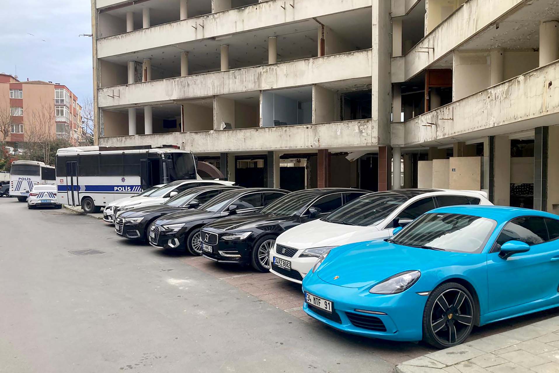 Devre mülk dolandırıcılarına operasyon! Yüzlerce kişi gözaltına alındı, lüks otomobillere el konuldu