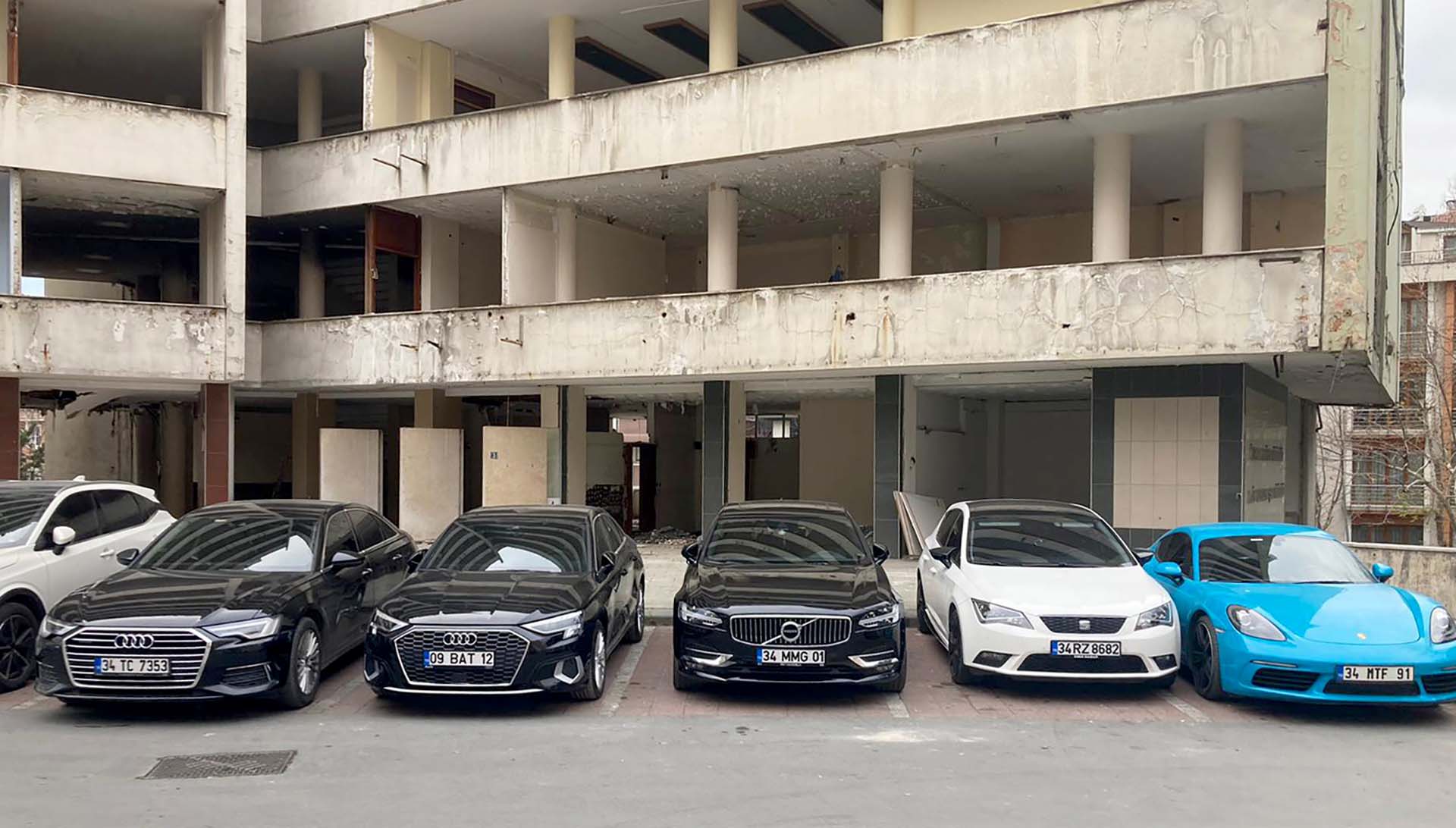 Devre mülk dolandırıcılarına operasyon! Yüzlerce kişi gözaltına alındı, lüks otomobillere el konuldu