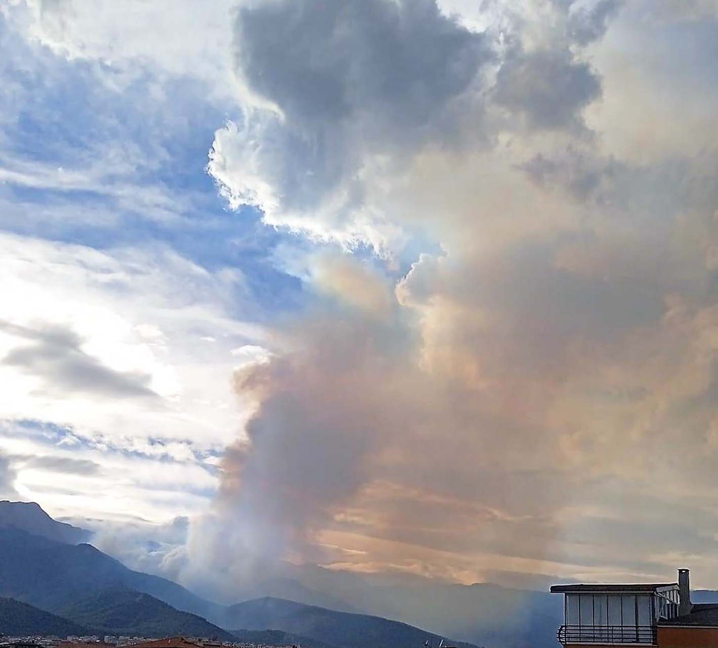 Denizli'nin Merkezefendi ilçesinde orman yangını! Ekipler canla başla müdahale ediyor