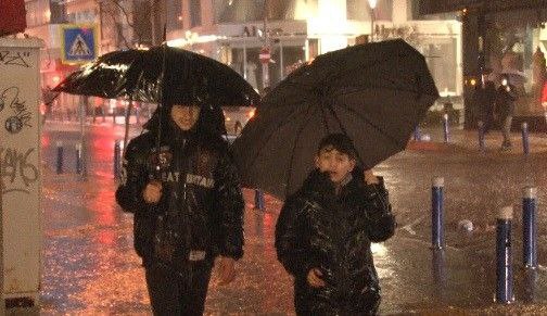 İzmir'i sağanak yağış vurdu! Cadde ve sokaklar göle döndü, yoğun trafik oluştu