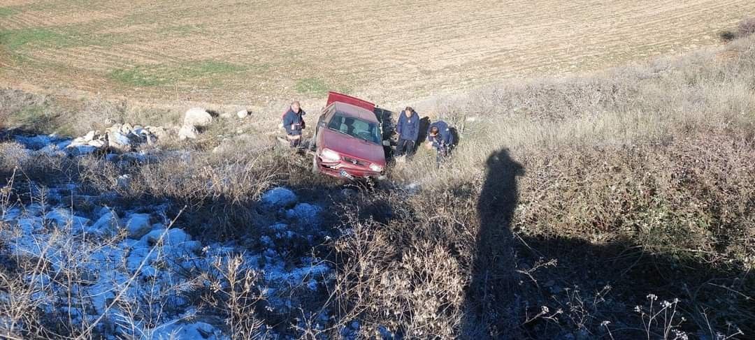 Malatya Akçadağ'da yürekler ağza geldi! İki araç şarampole yuvarlandı