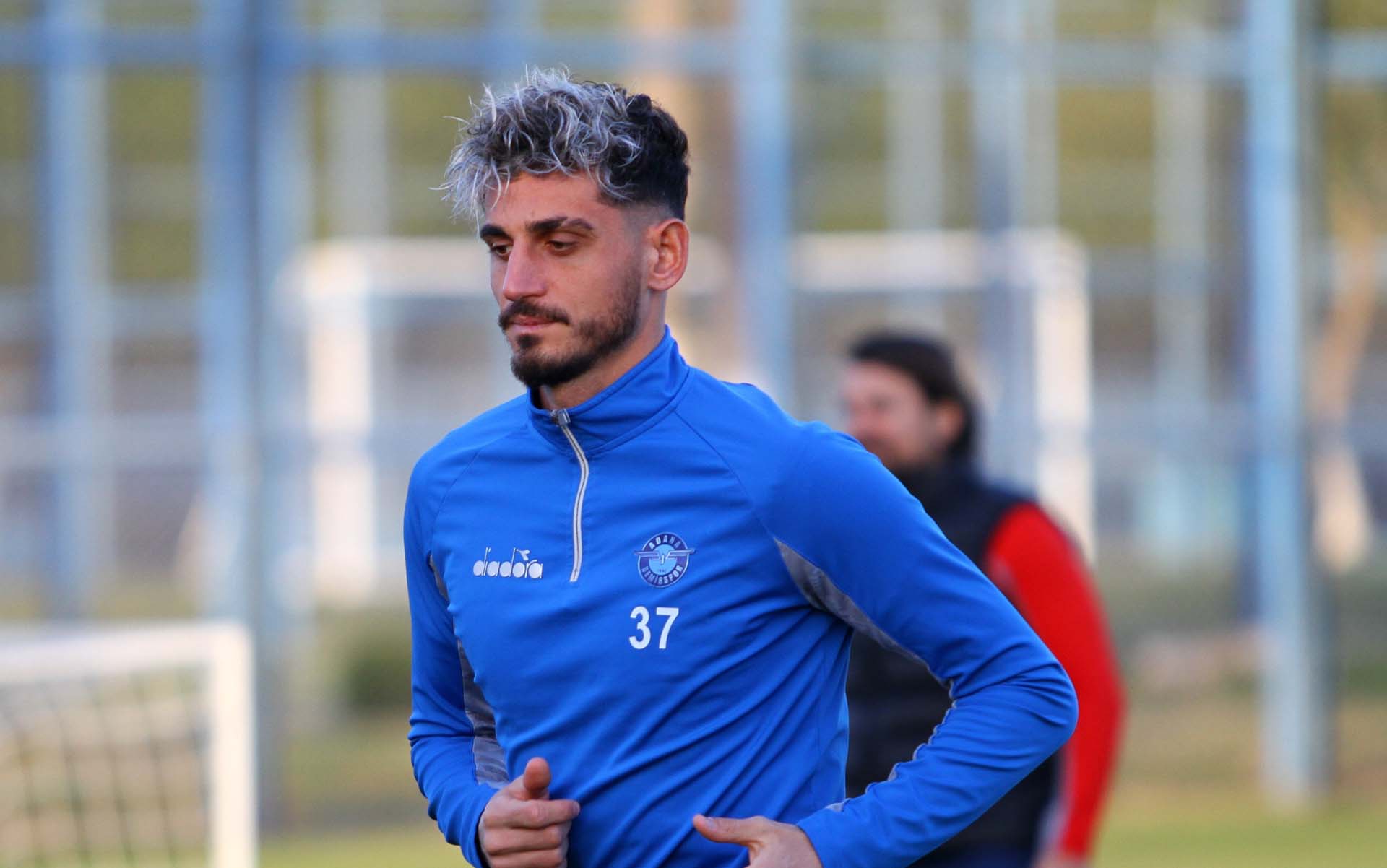 Fenerbahçe ilk transferini yaptı! Yıldız futbolcu ile 3.5 yıllık sözleşme imzalandı 