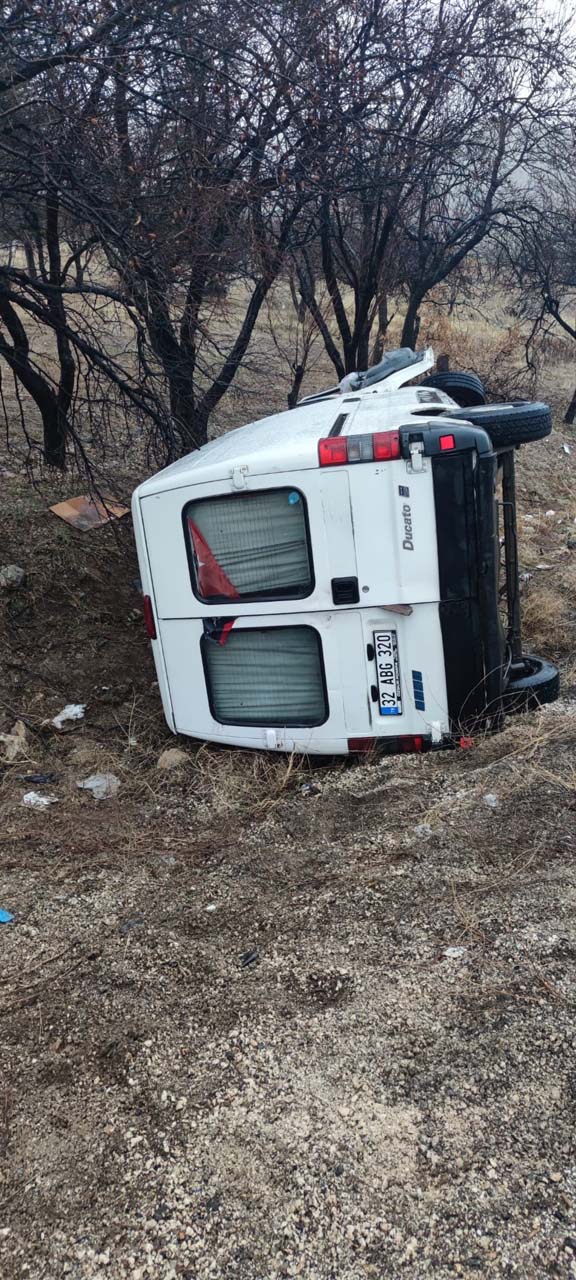 Afyonkarahisar'da feci kaza! Çarpışan otomobil ve kamyonet şarampole devrildi: Ölüler ve yaralılar var