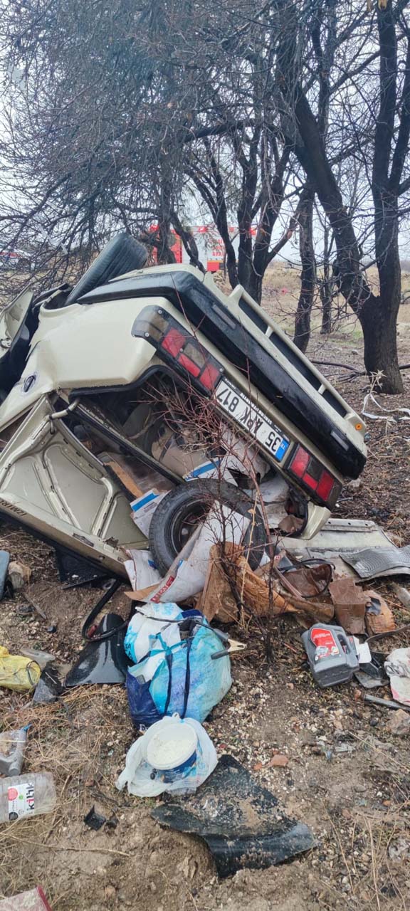 Afyonkarahisar'da feci kaza! Çarpışan otomobil ve kamyonet şarampole devrildi: Ölüler ve yaralılar var